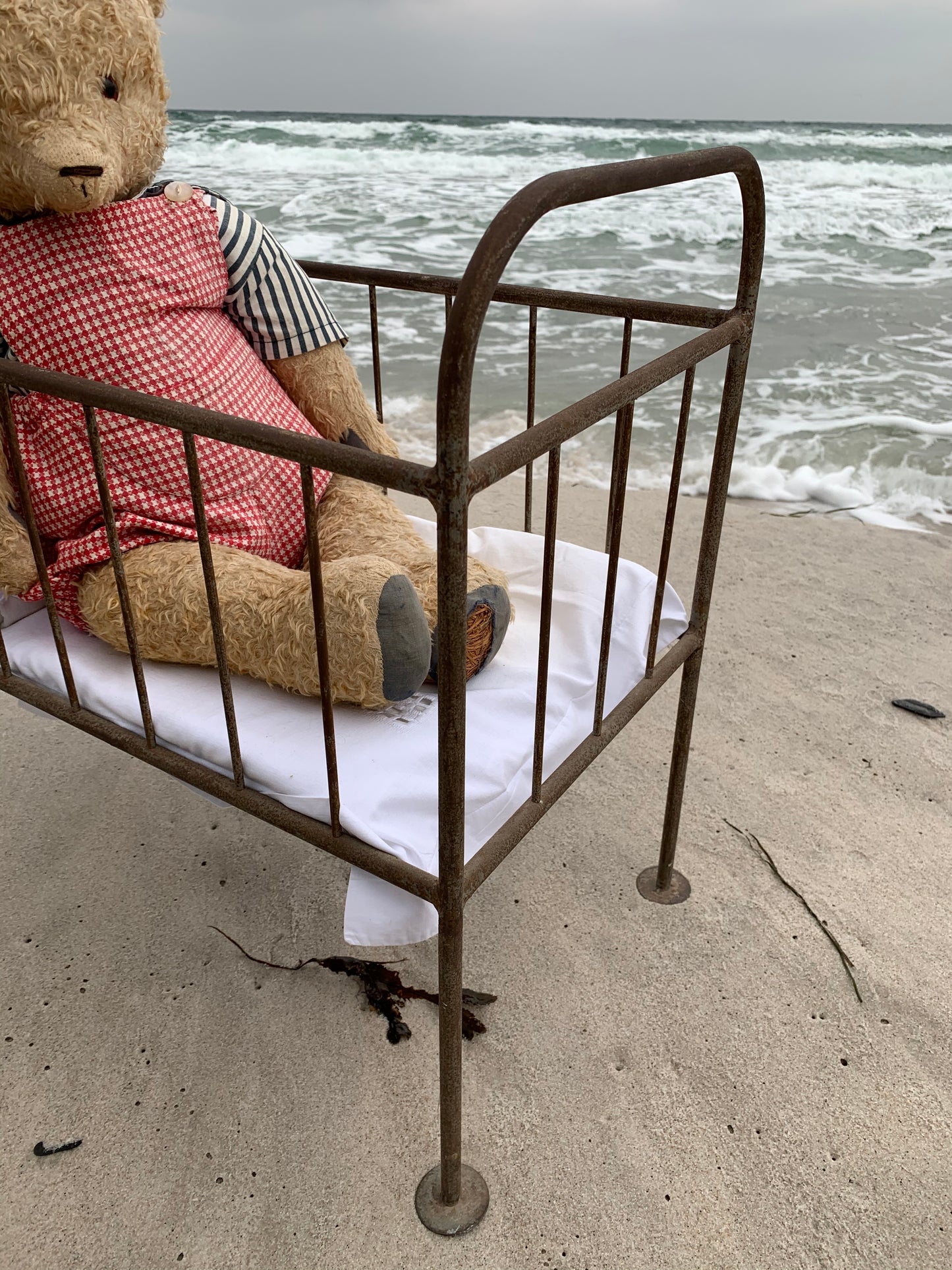 Skøn gammel bamse med seng - fra Frankrig