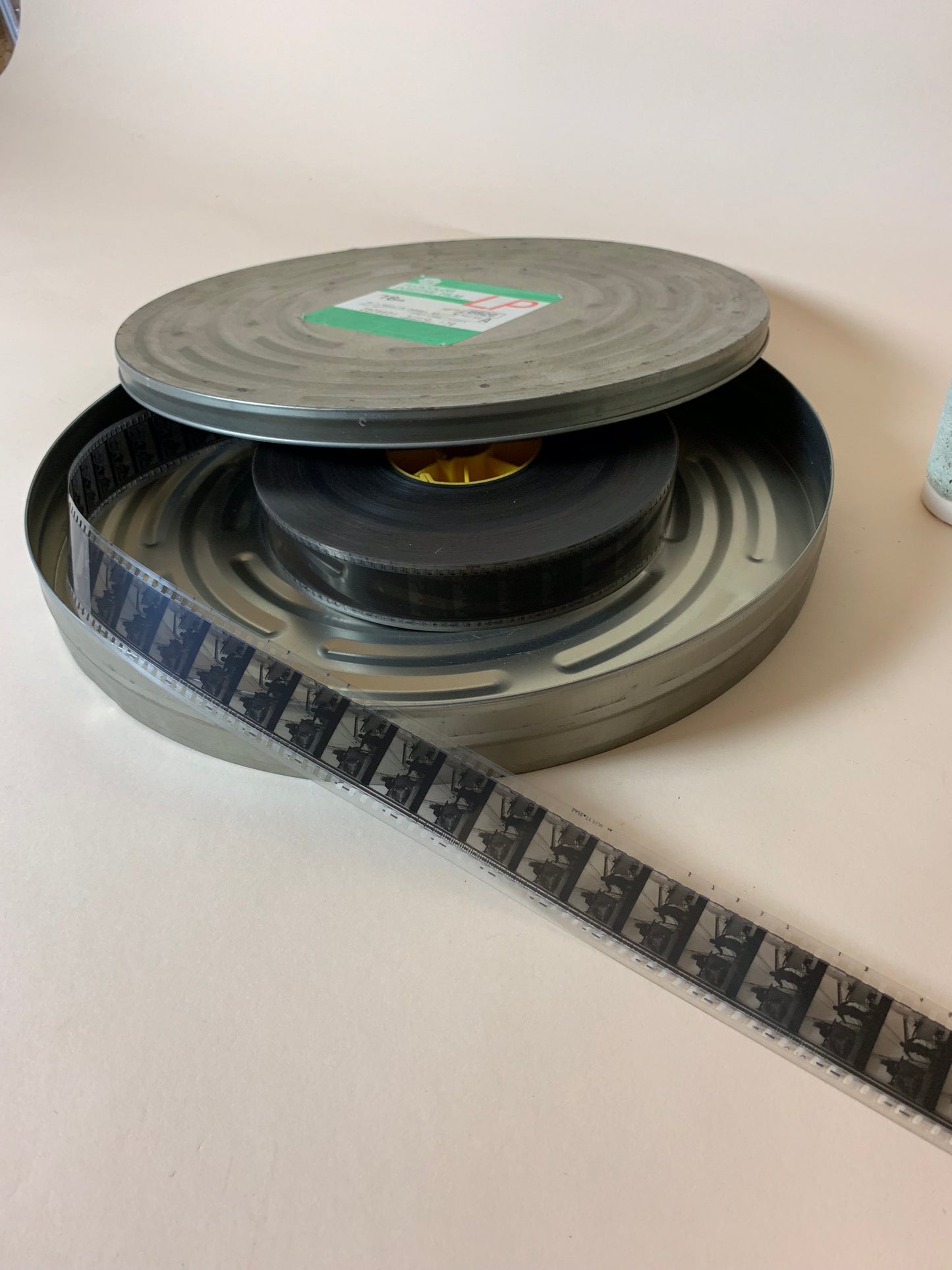 Metalæske med filmrulle