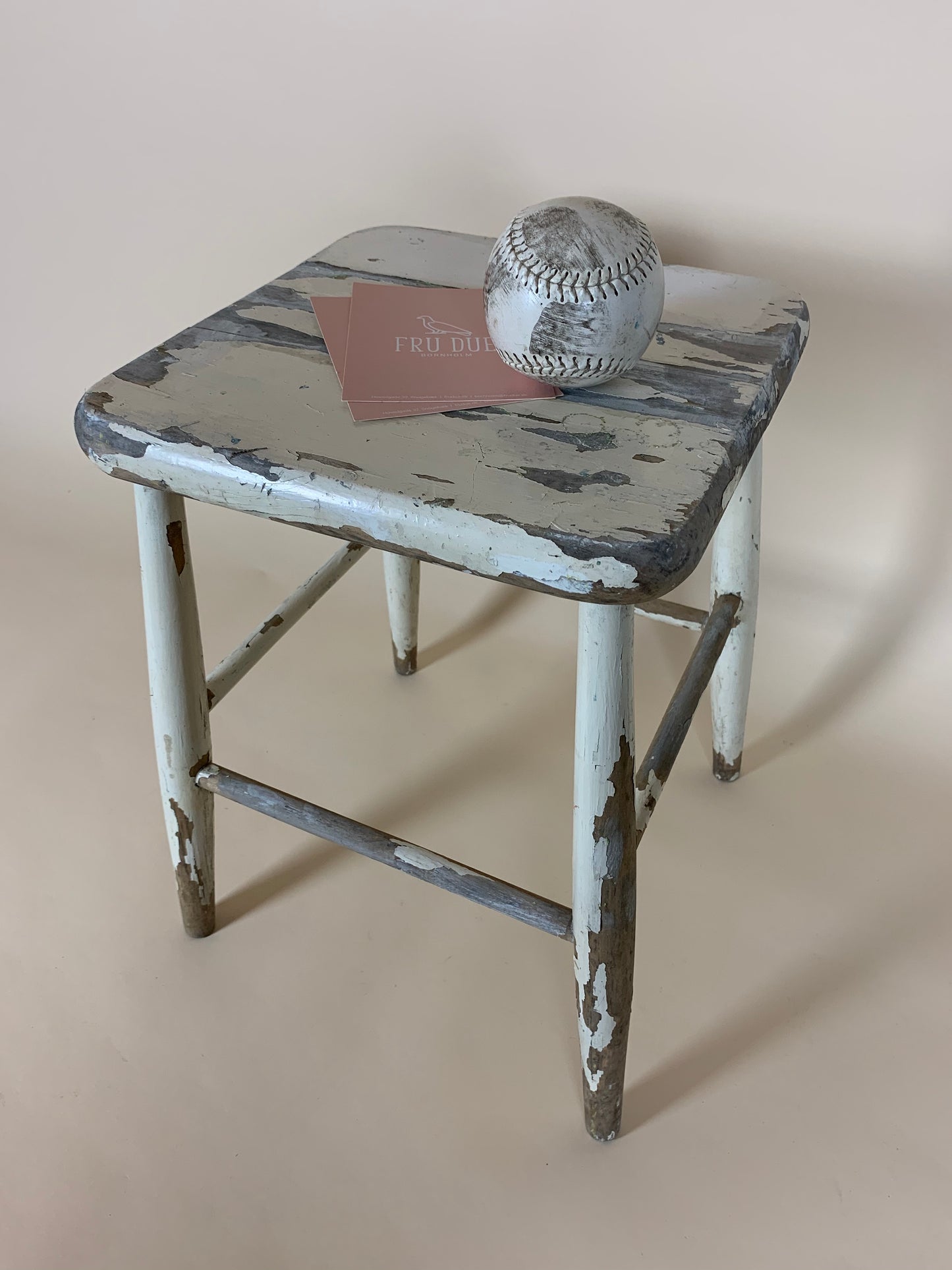 Taburet med masser af patina