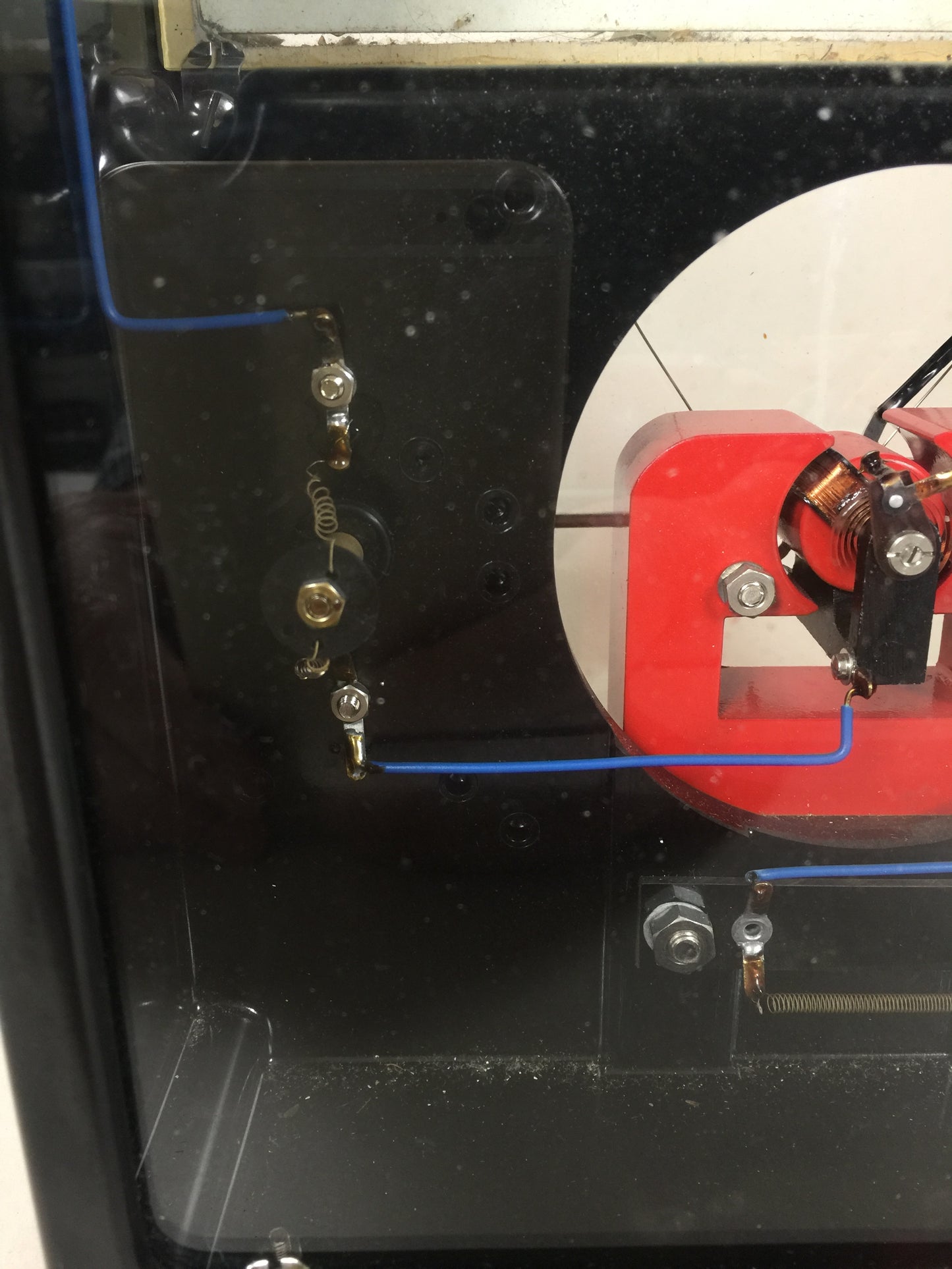 Råt og dekorativt voltmeter