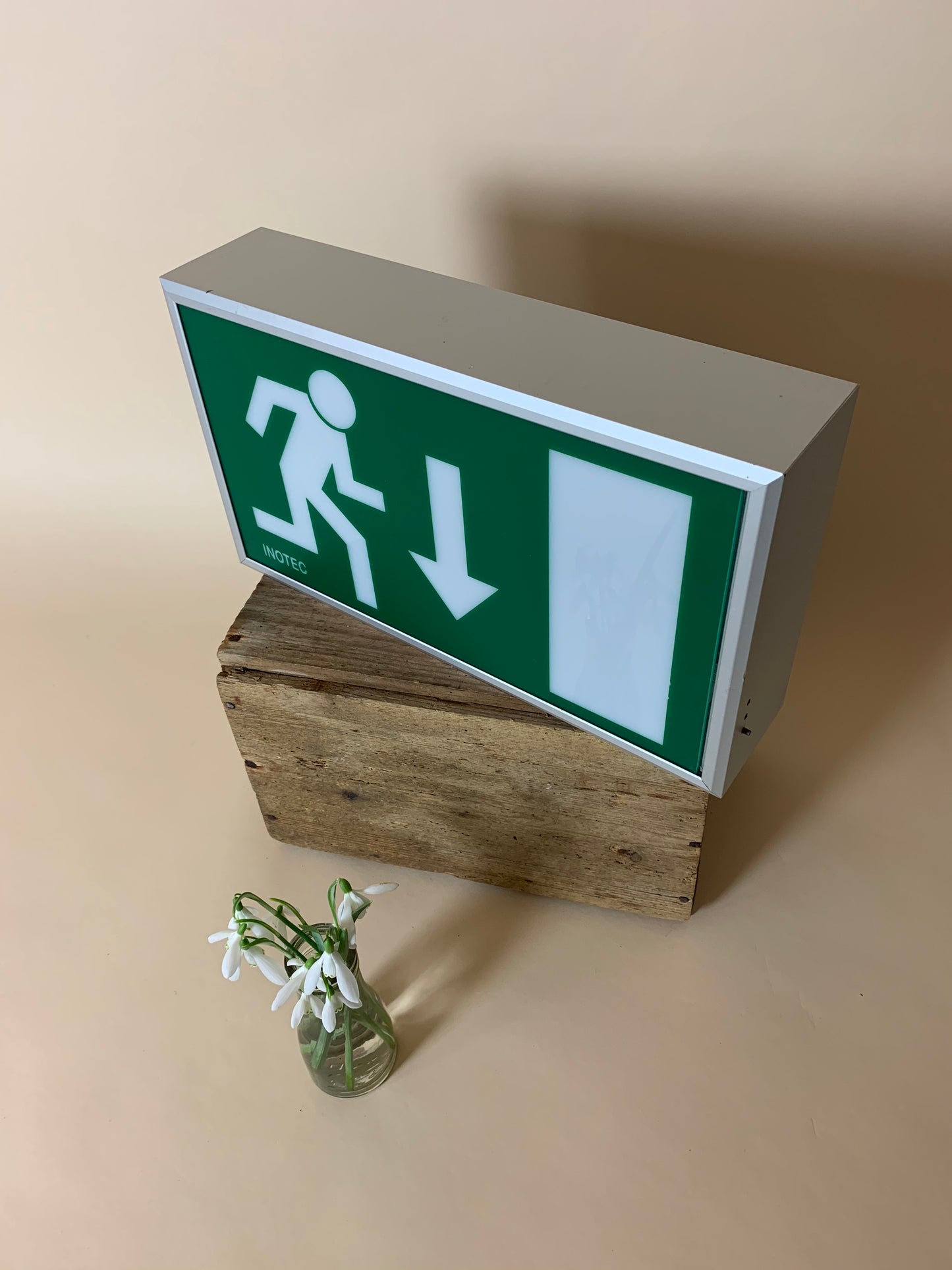 Lysskilt der fungerer som lampe