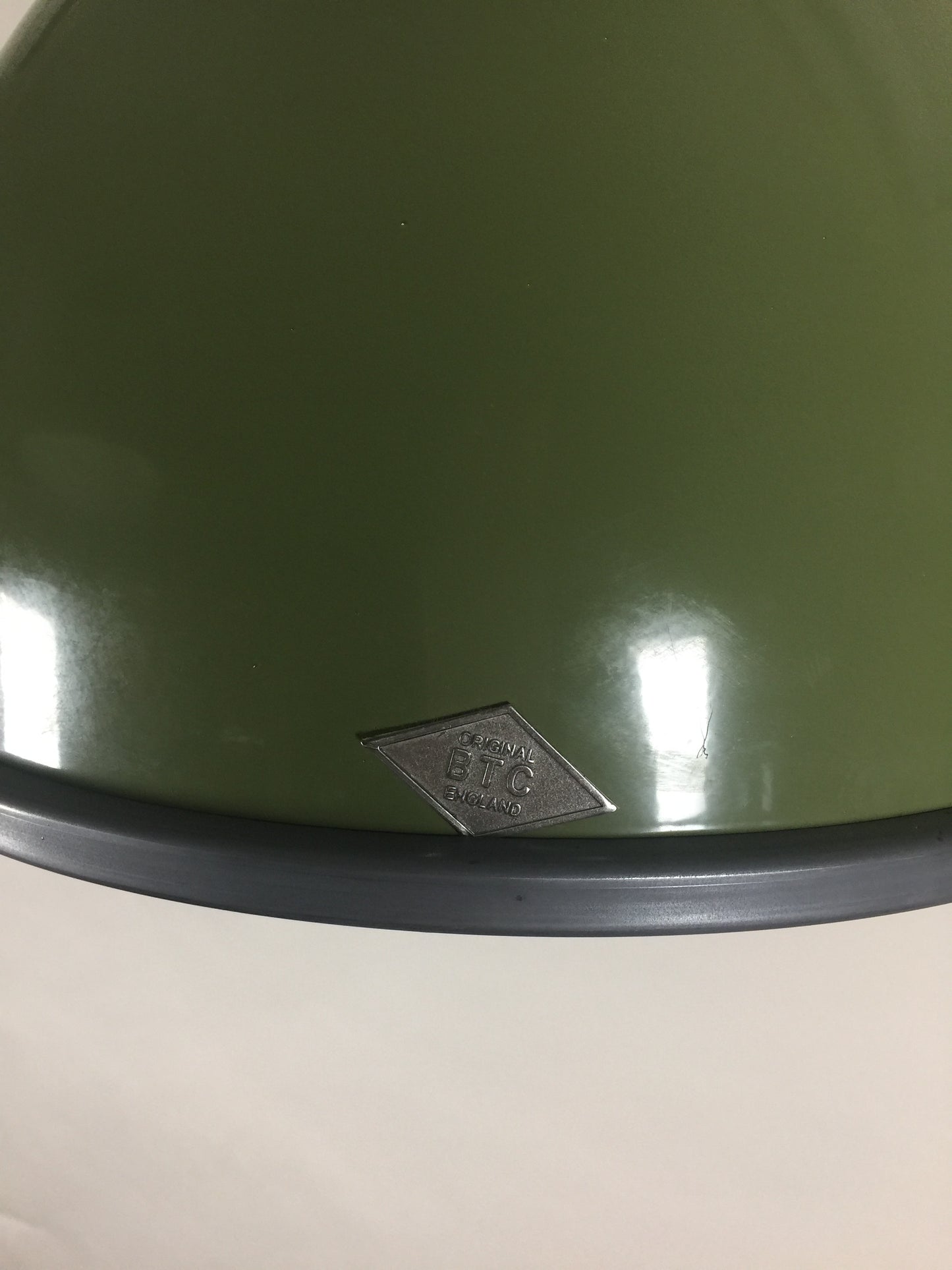 Original BTC lampe - Titan i flot grøn farve med sandblæst glas