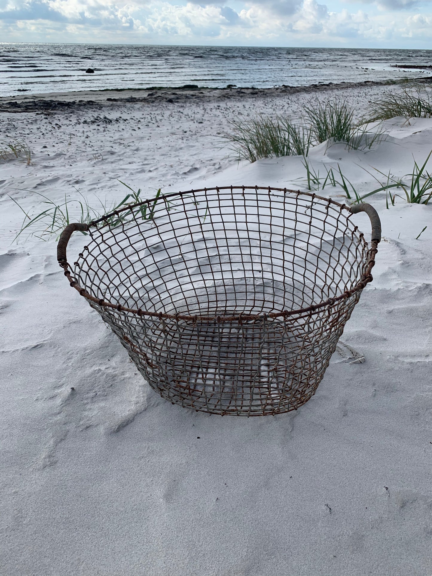 Stor rå trådkurv
