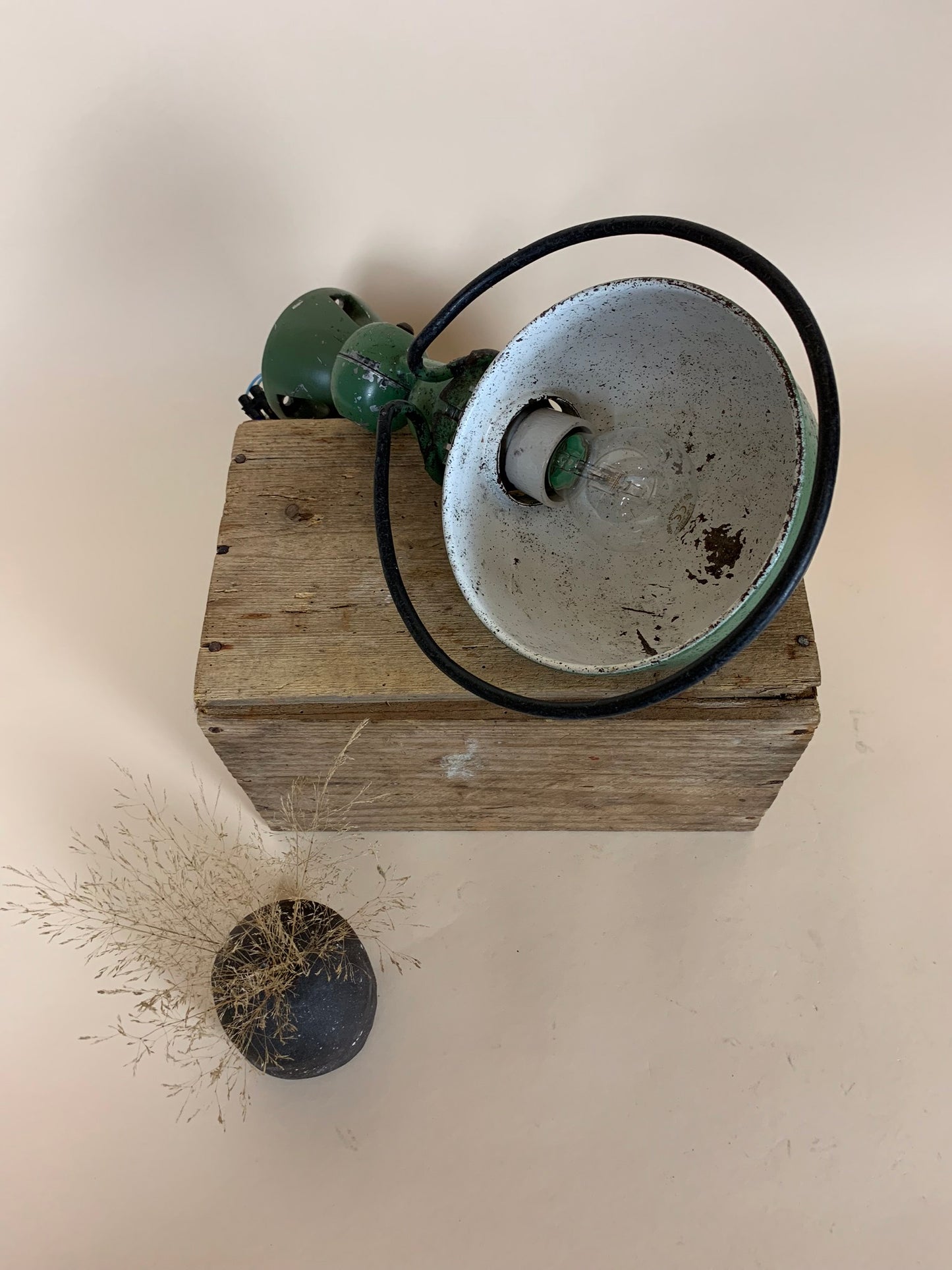Grøn Jieldé lampe med masser af patina