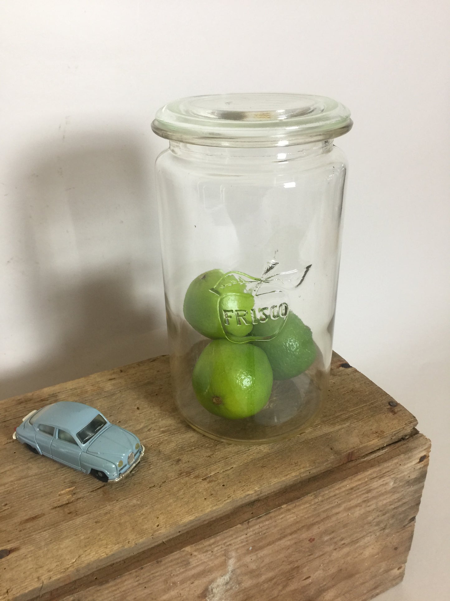 Gammelt sylteglas med låg