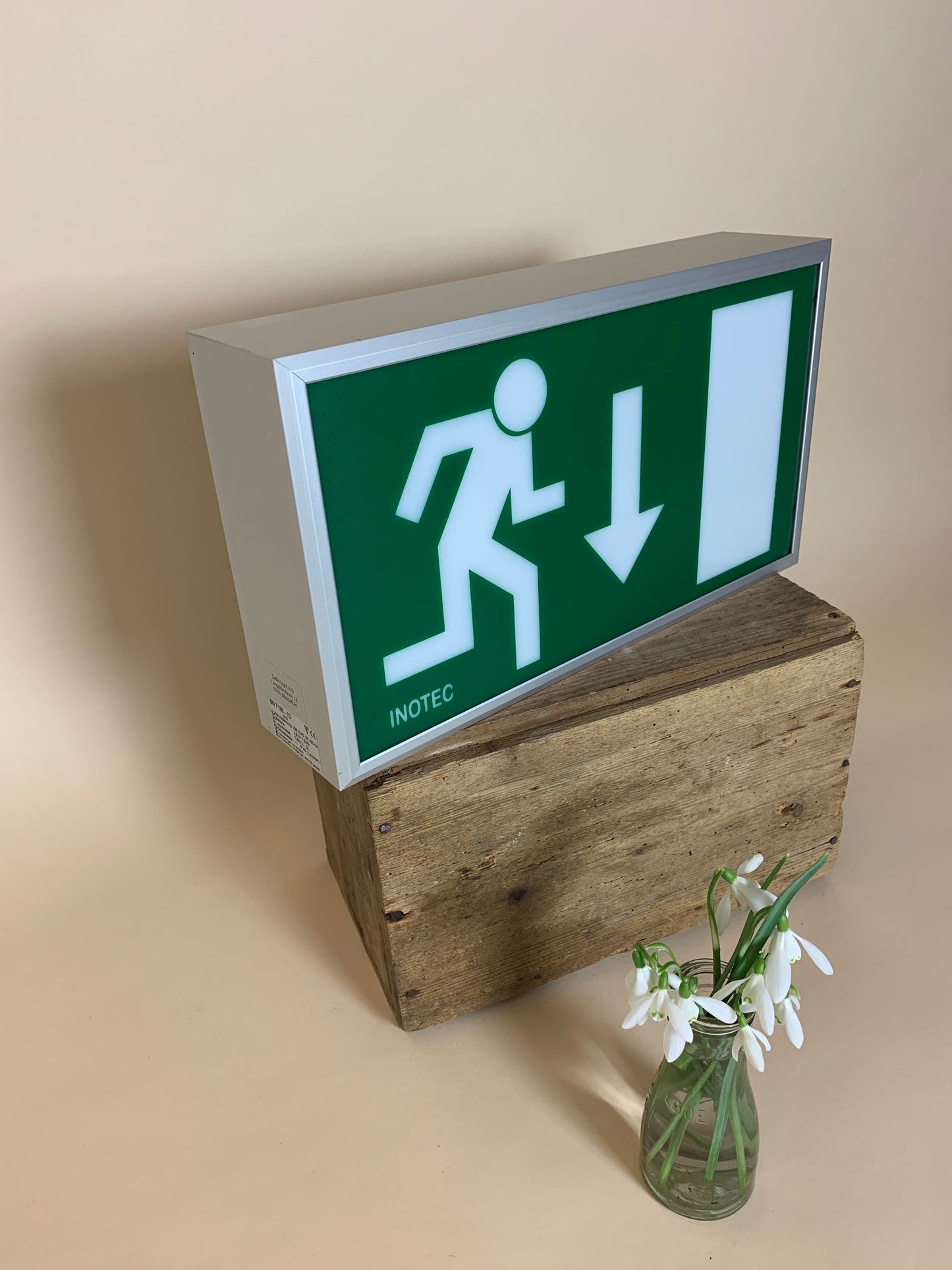 Lysskilt der fungerer som lampe