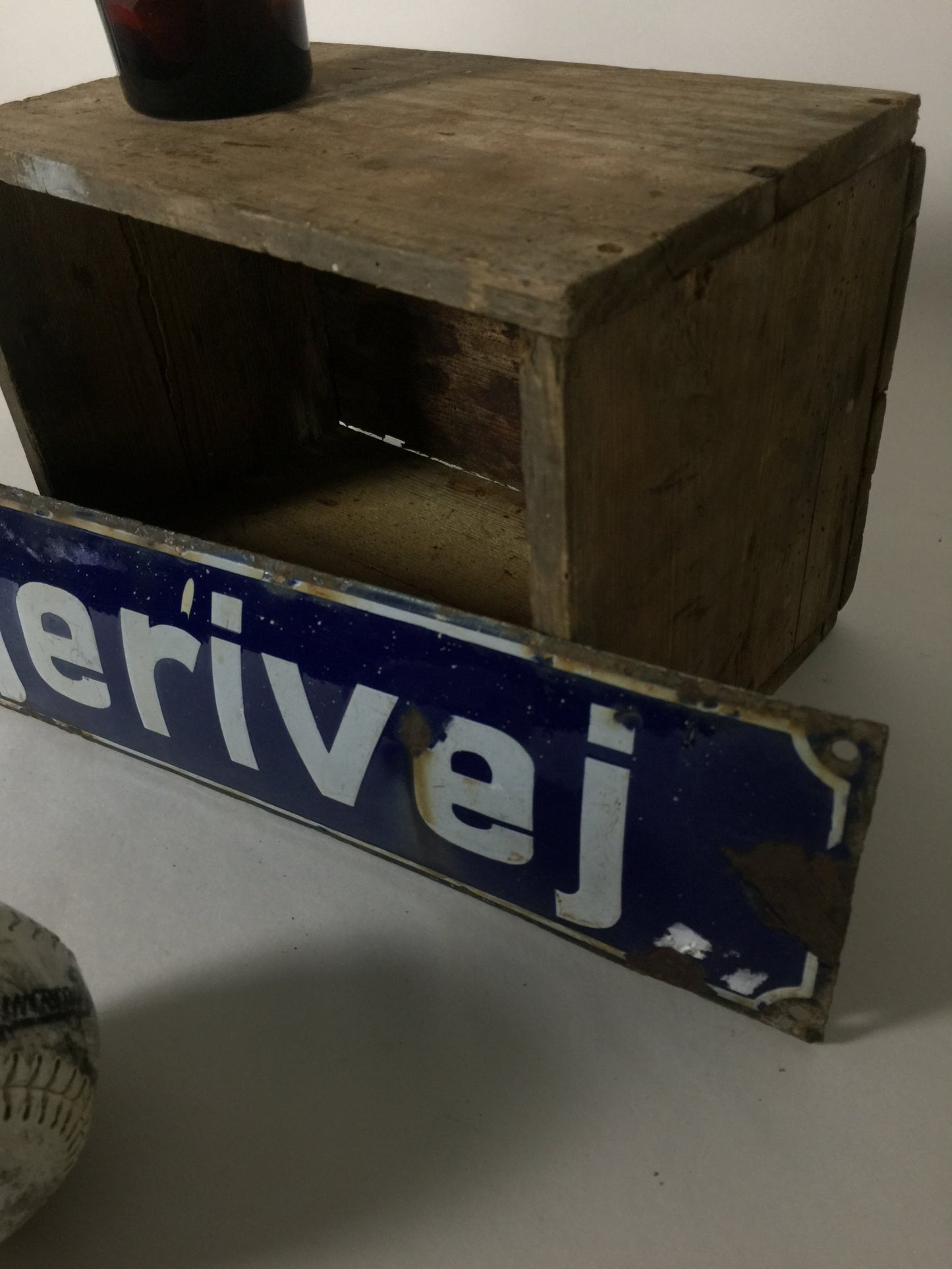 Vejskilt i emalje med lækker patina