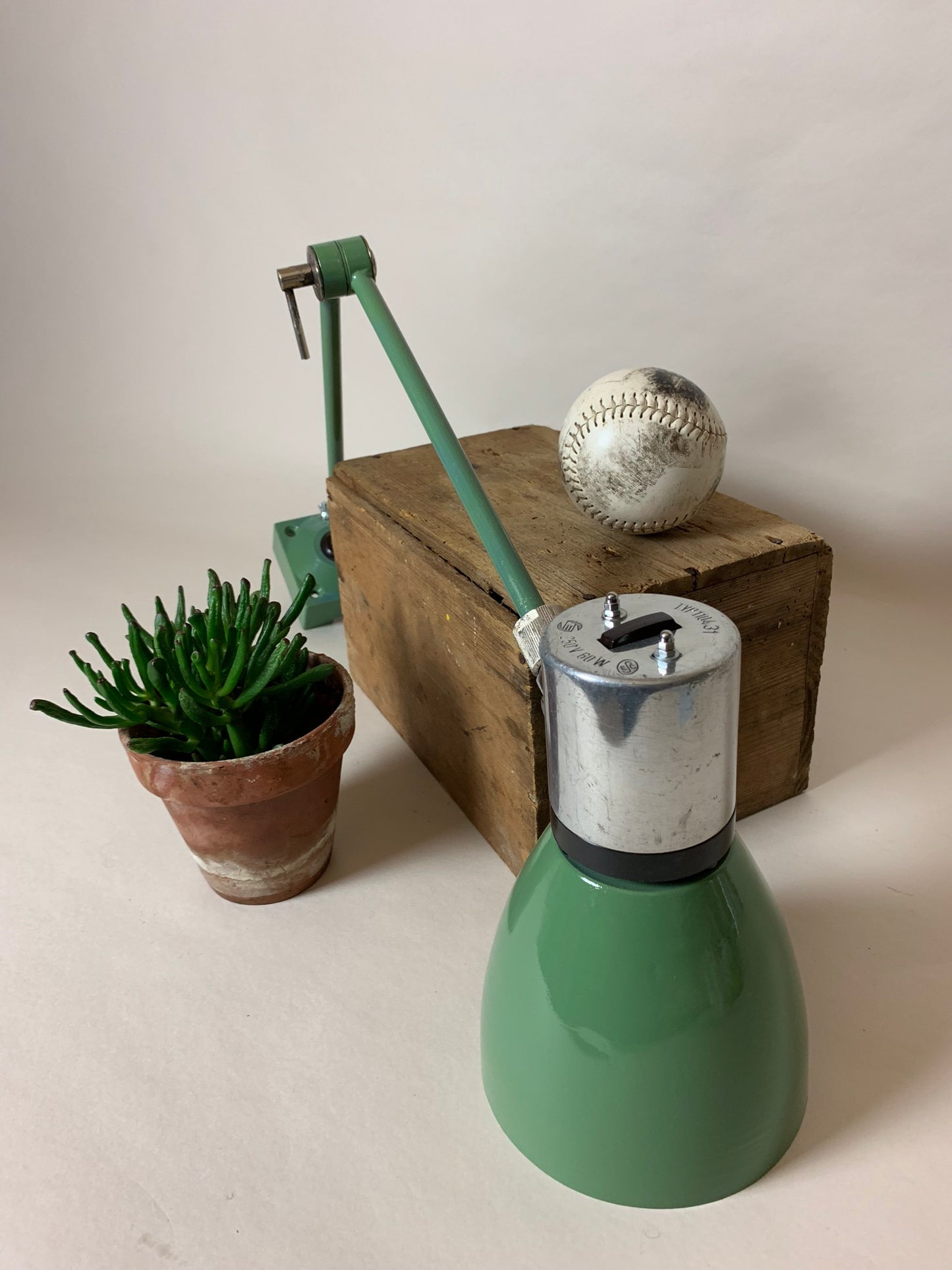 Skøn industriel grøn væg eller bordlampe