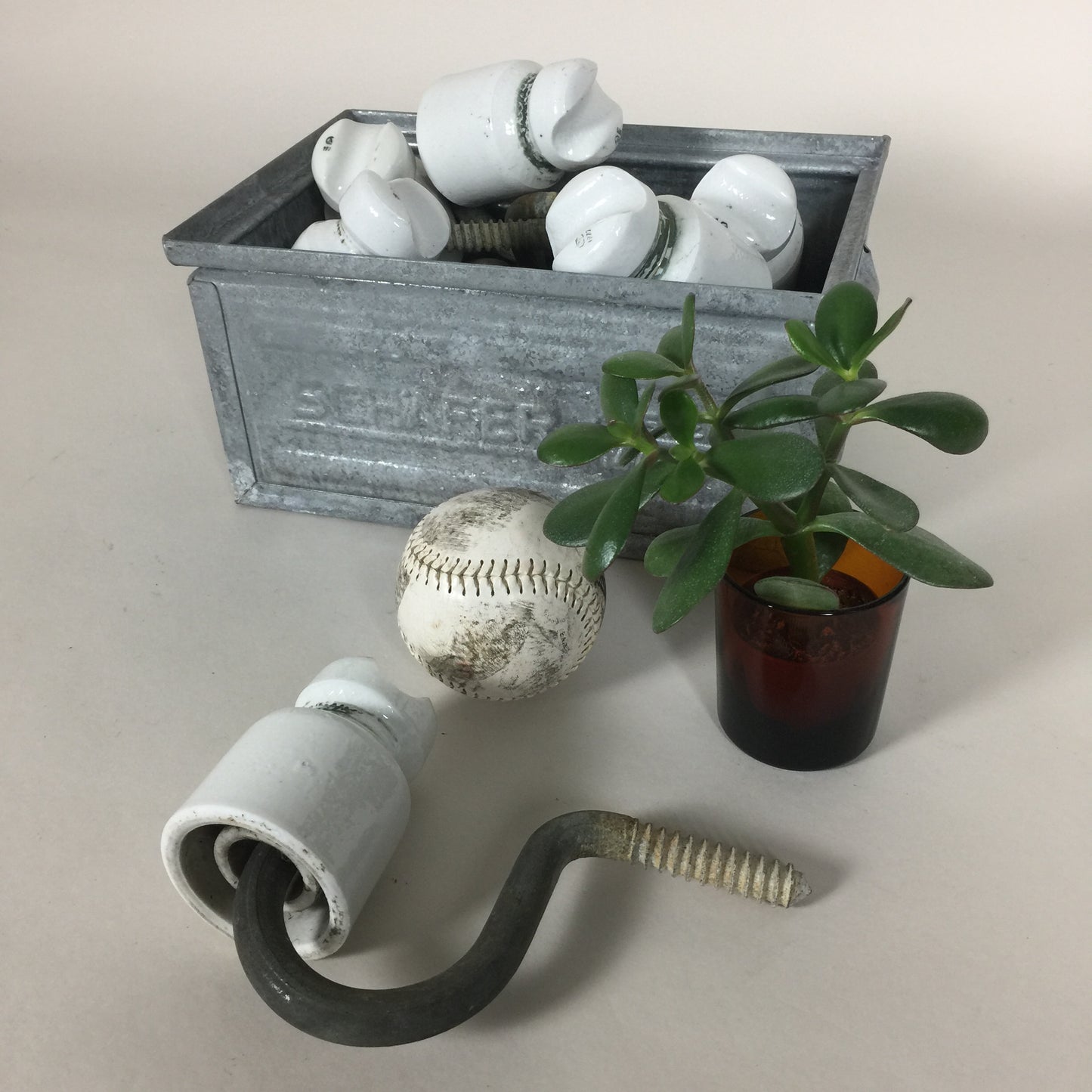 Charmerende gammel porcelænsklokke fra el mast (prisen er pr. stk.)