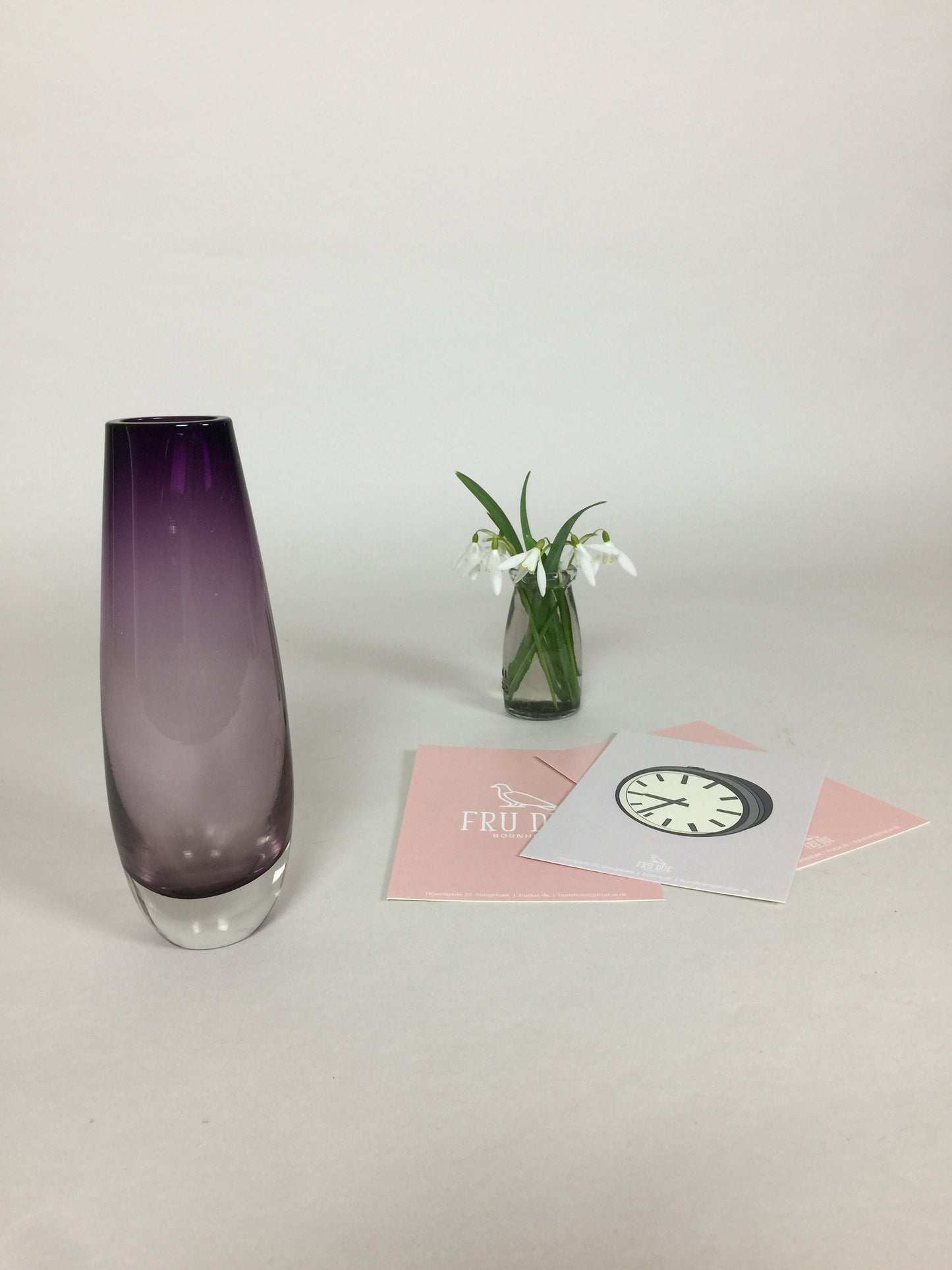 Fin vase i farvet glas
