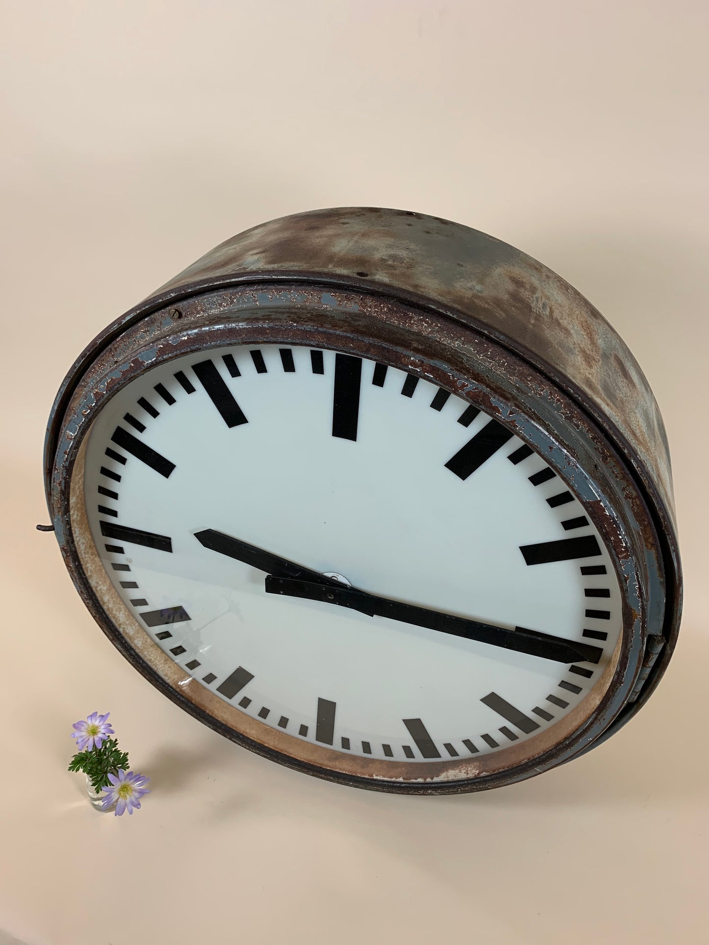 Stort dobbeltsidigt råt og lækkert DSB banegårdsur