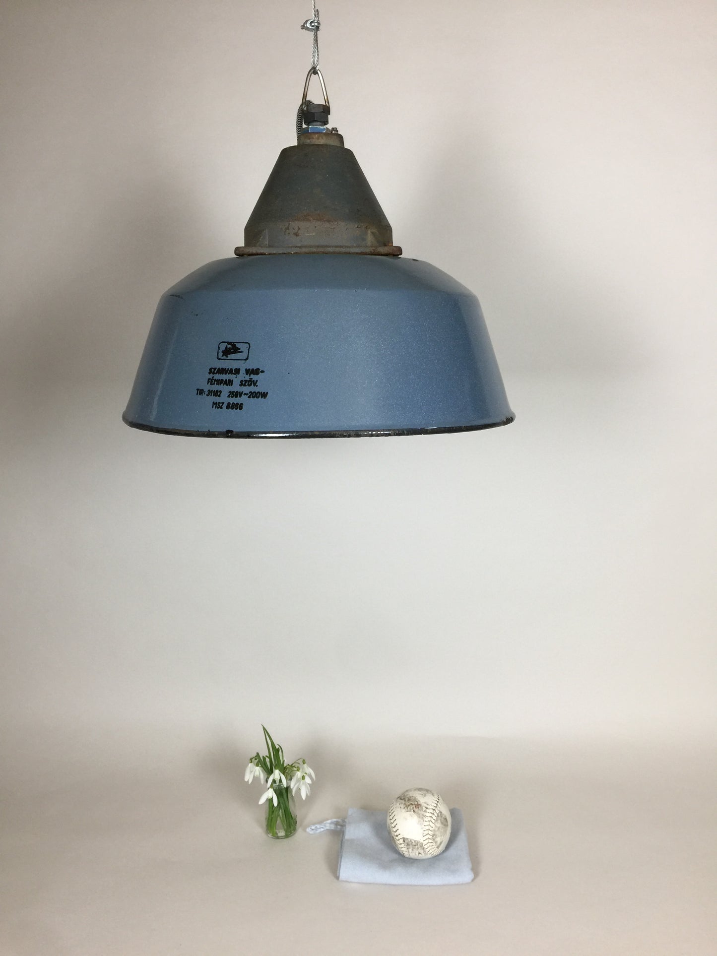 Rå og industriel lampe i skøn blå farve