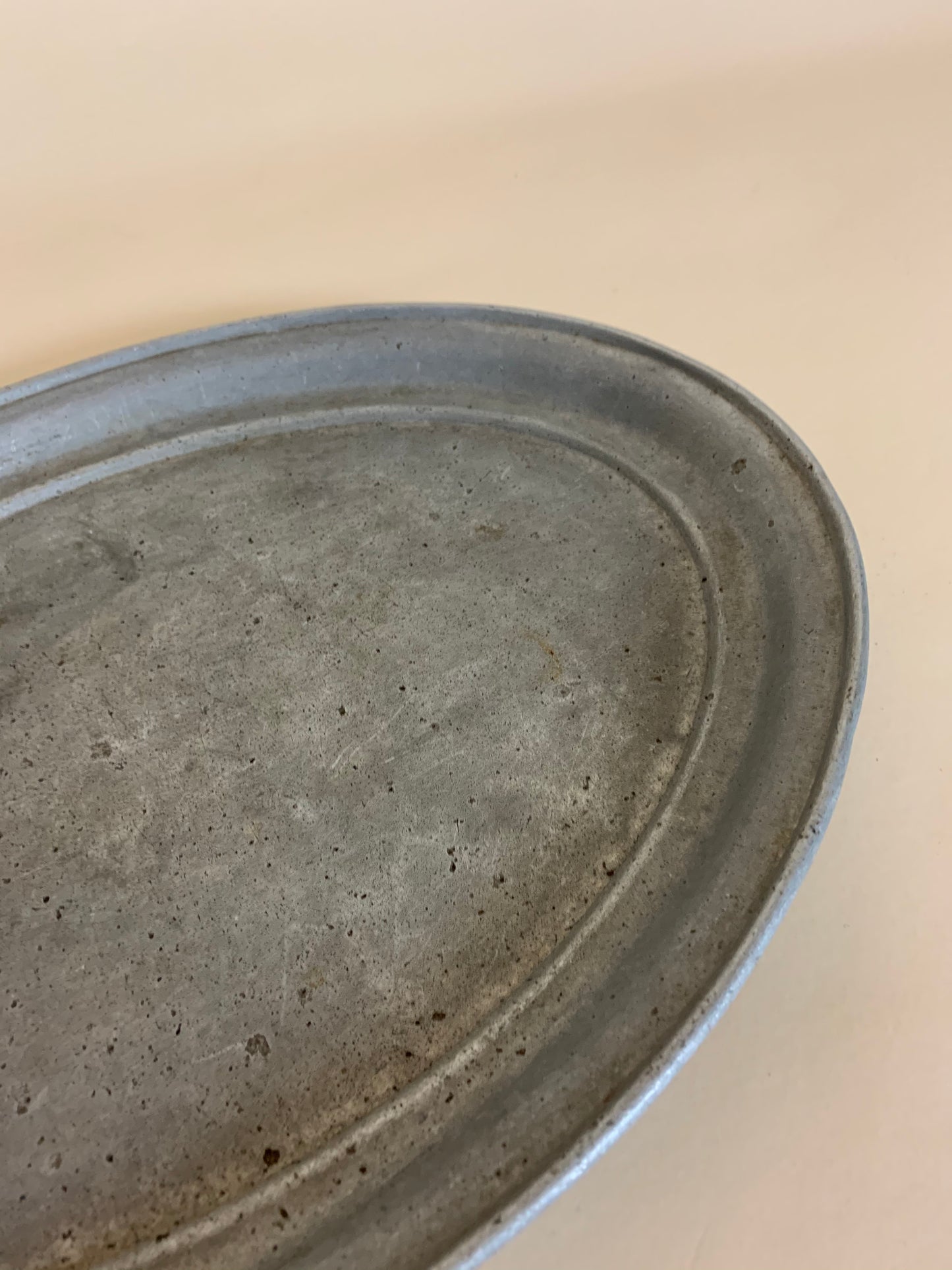 Smukt og gammelt zinkfad