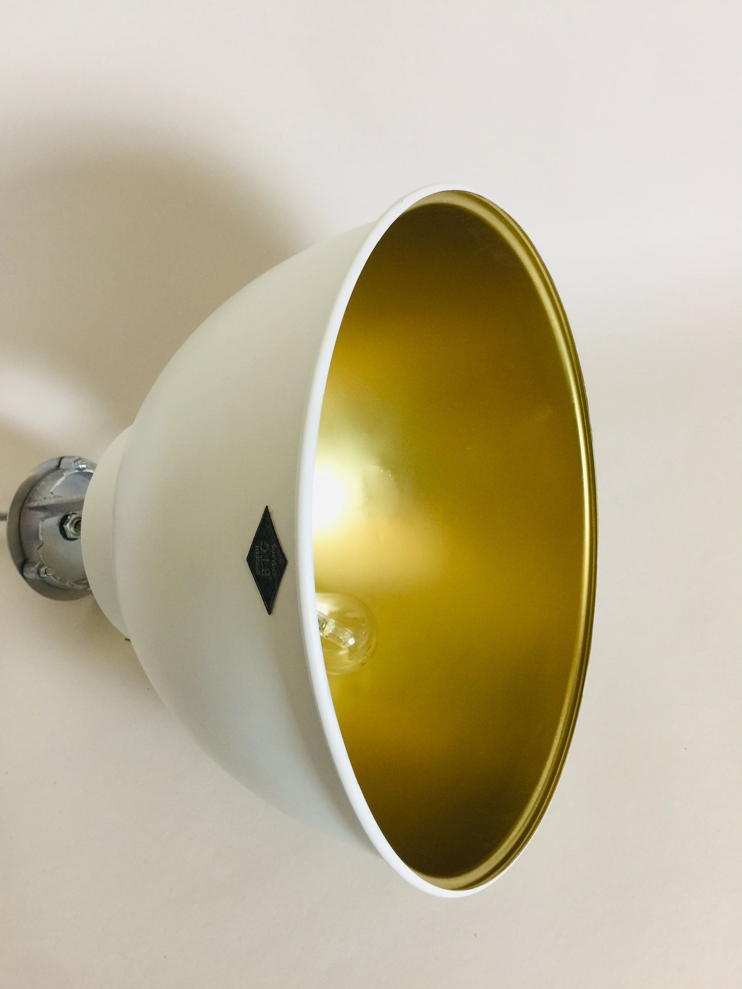 Btc lampe hvid med guld - Titan