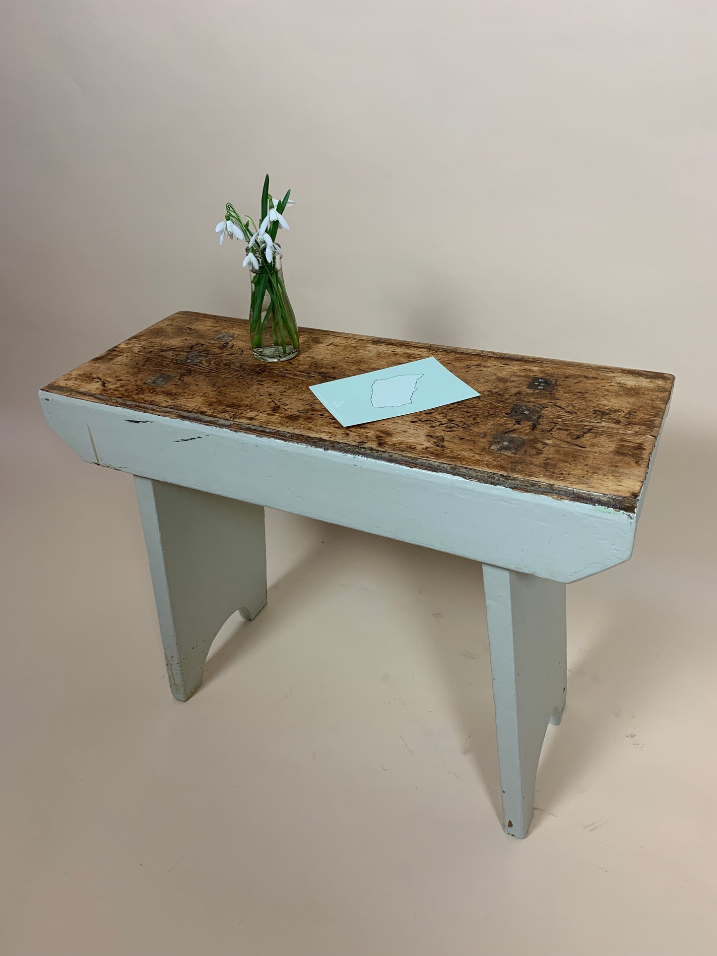 Lille bænk med masser af patina