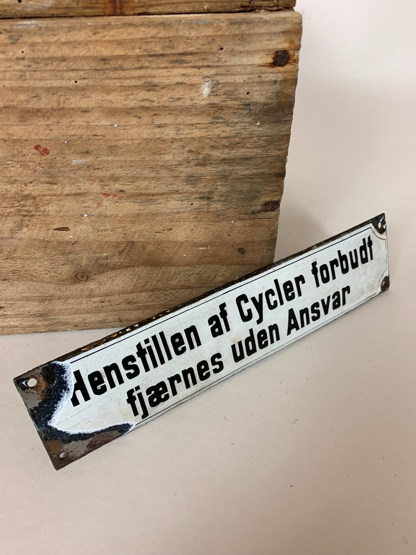 Gammelt og sjovt emaljeskilt