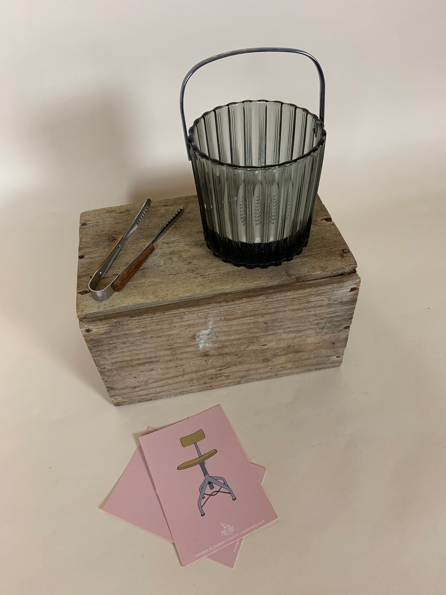 Isspand i røgfarvet glas med tang