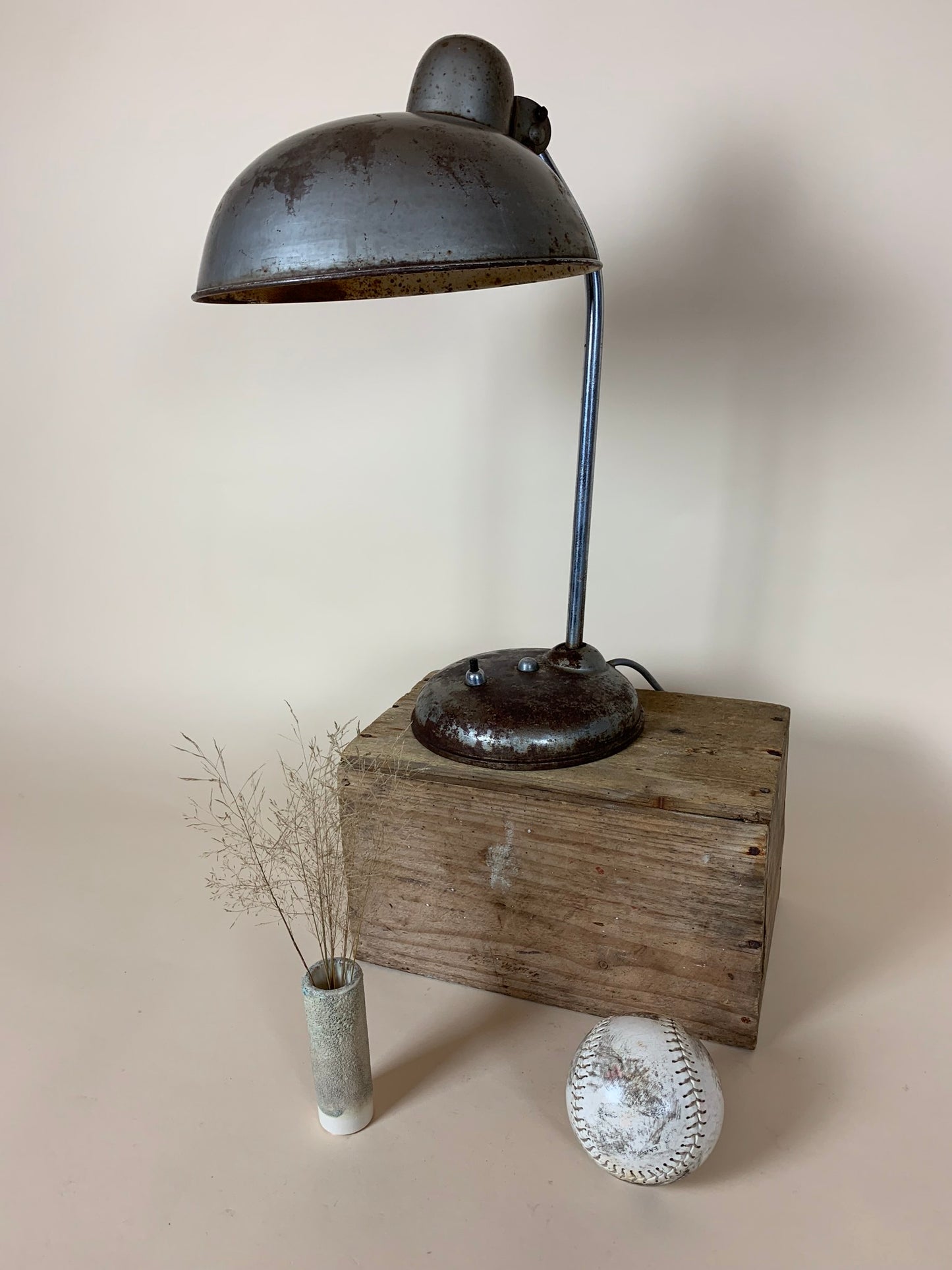 Helo bordlampe med masser af skøn patina