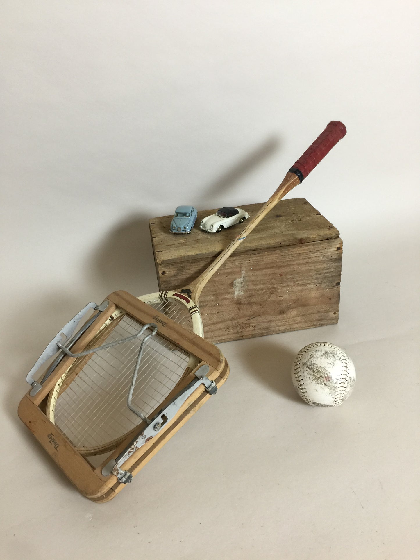 Gammel og dekorativ badmintonketcher med ramme