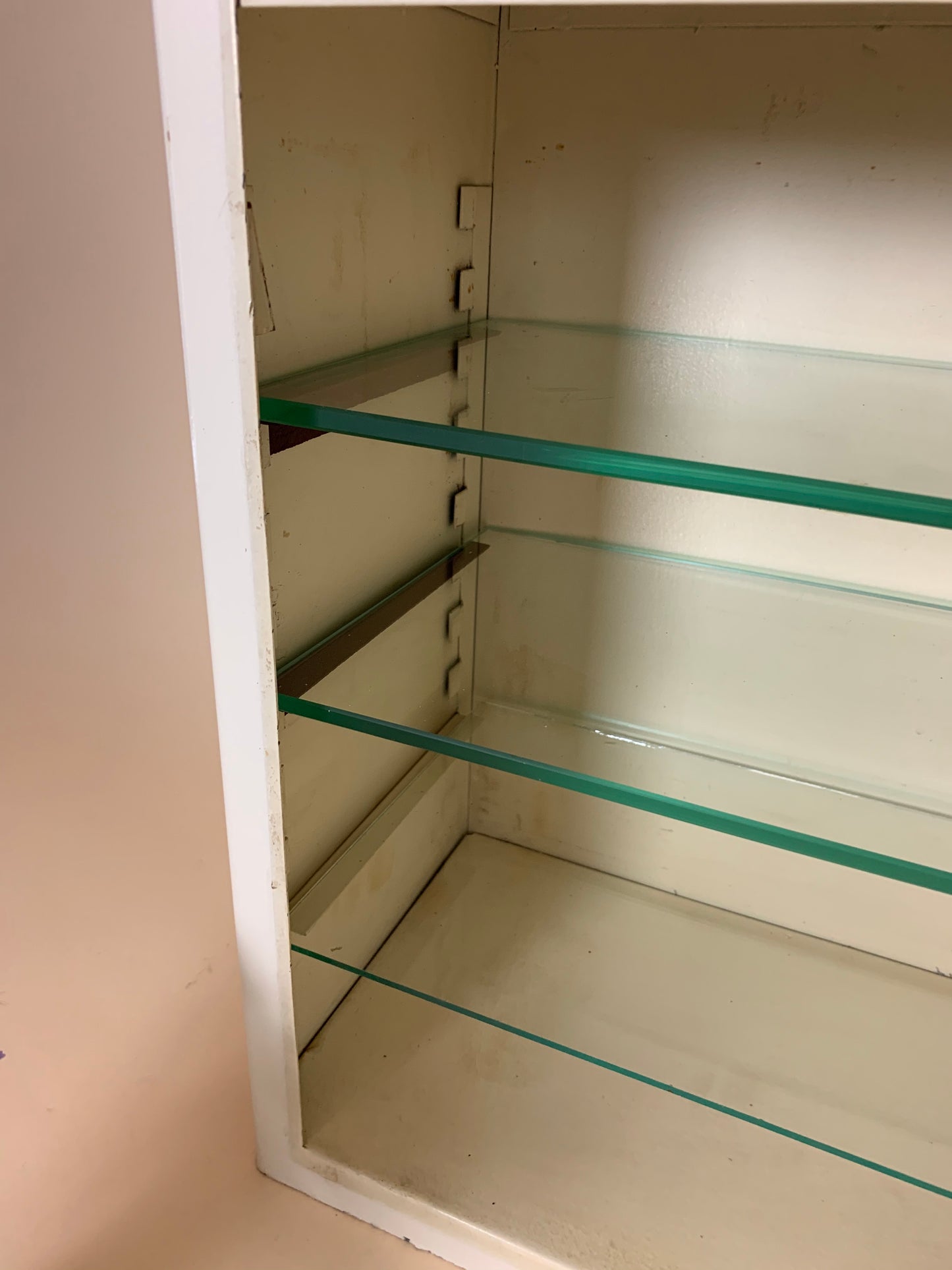 Stort medicinskab i metal