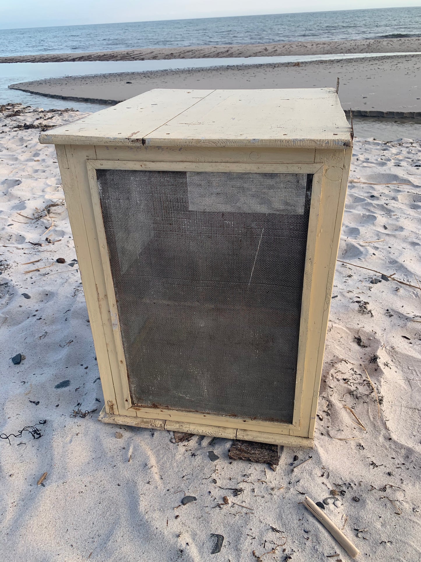 Skønt flueskab med patina