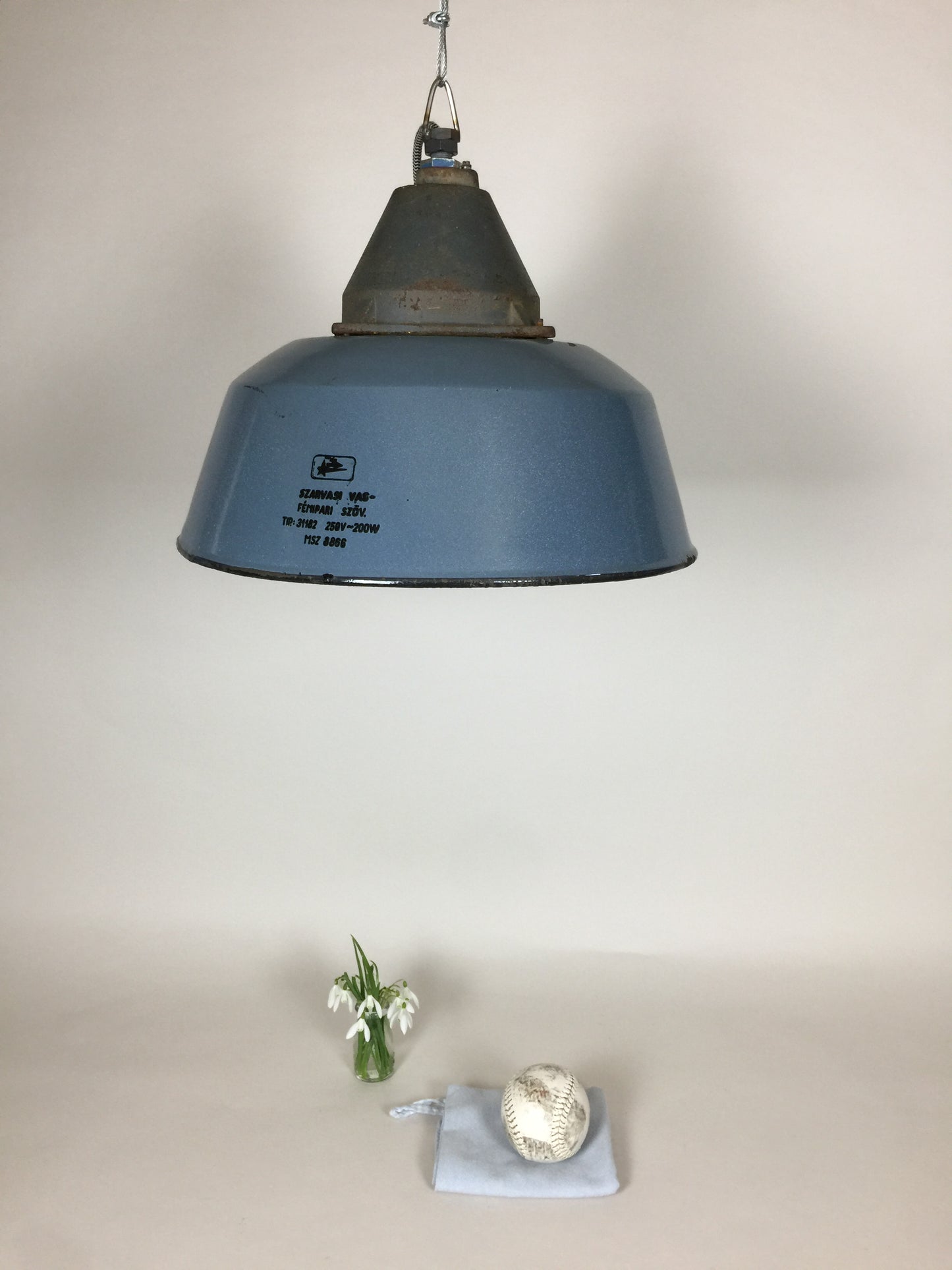 Rå og industriel lampe i skøn blå farve