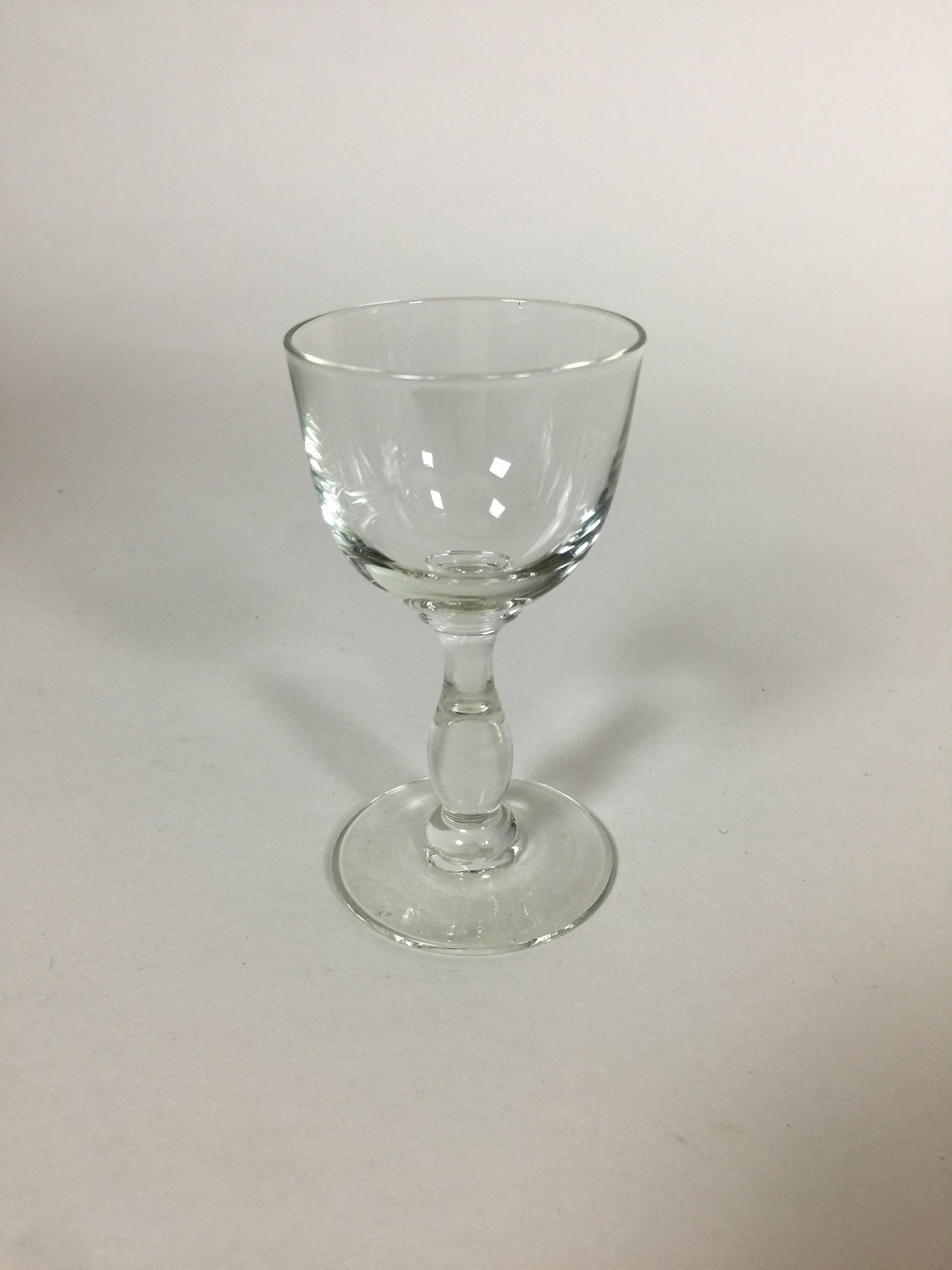 Fint lille dekorativt glas