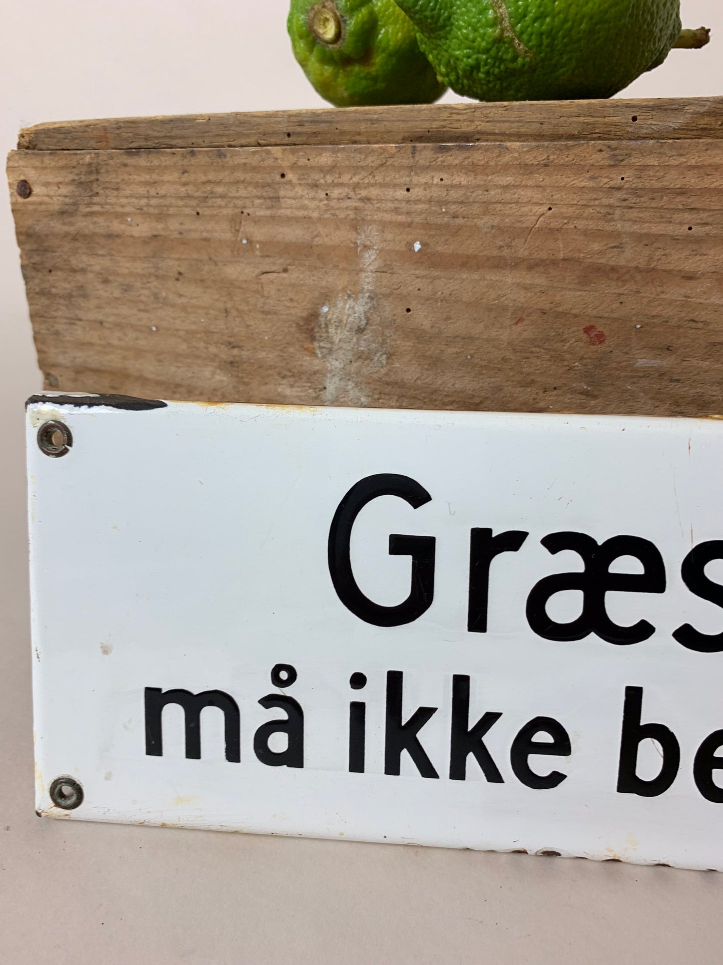 Fint gammelt emaljeskilt