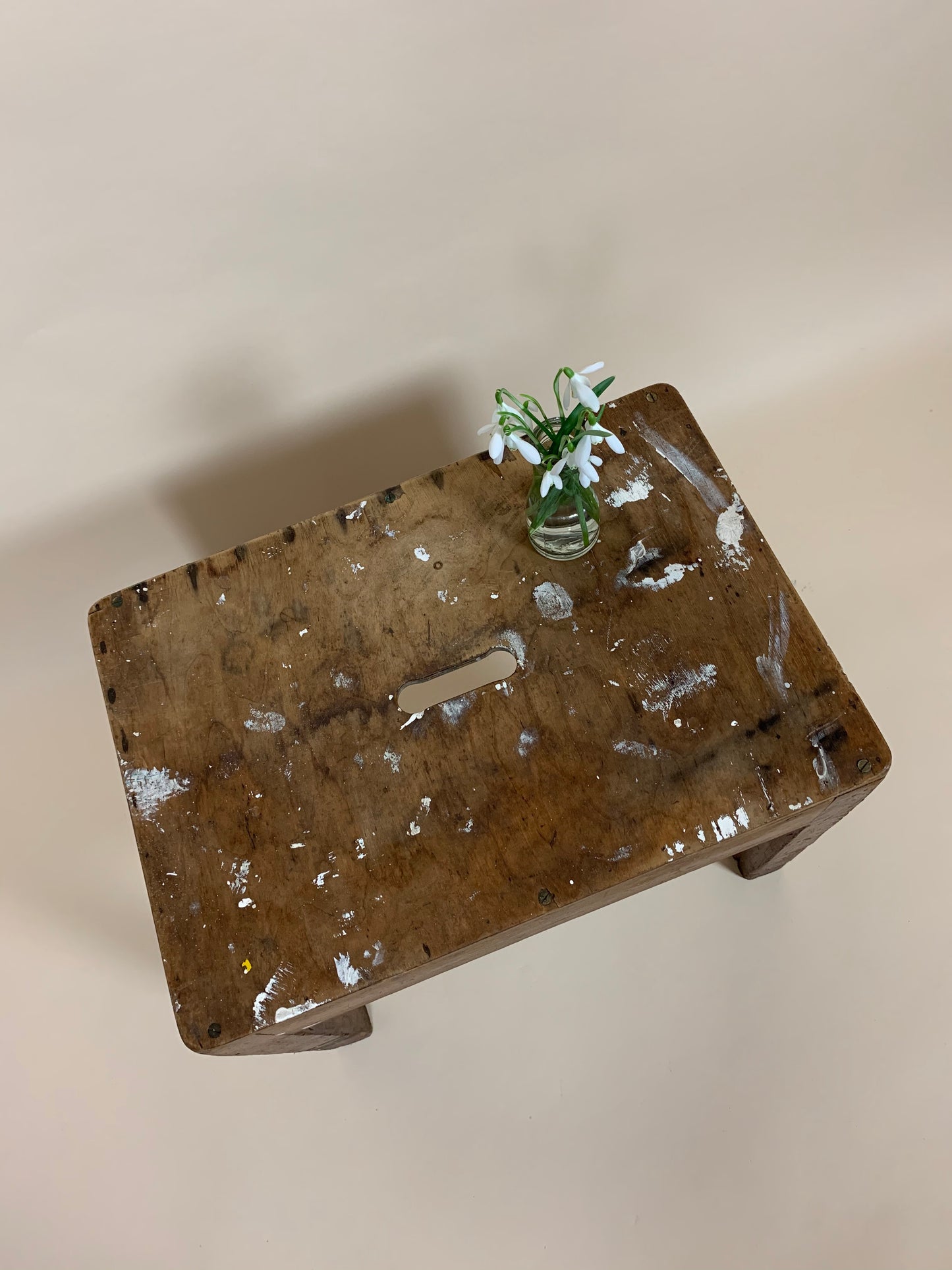 Taburet i træ med masser af patina