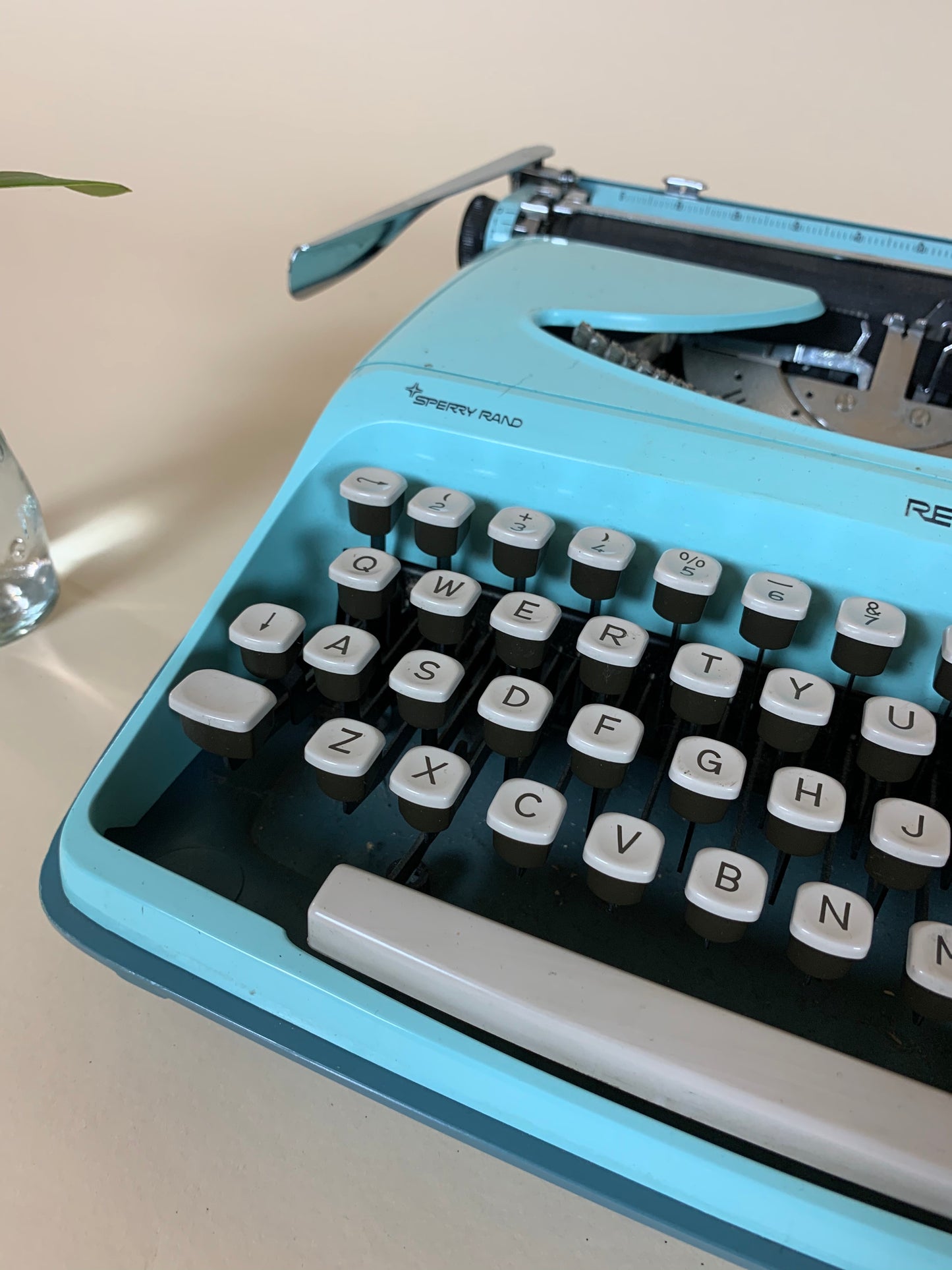 Skrivemaskine i lyseblå fra Remington