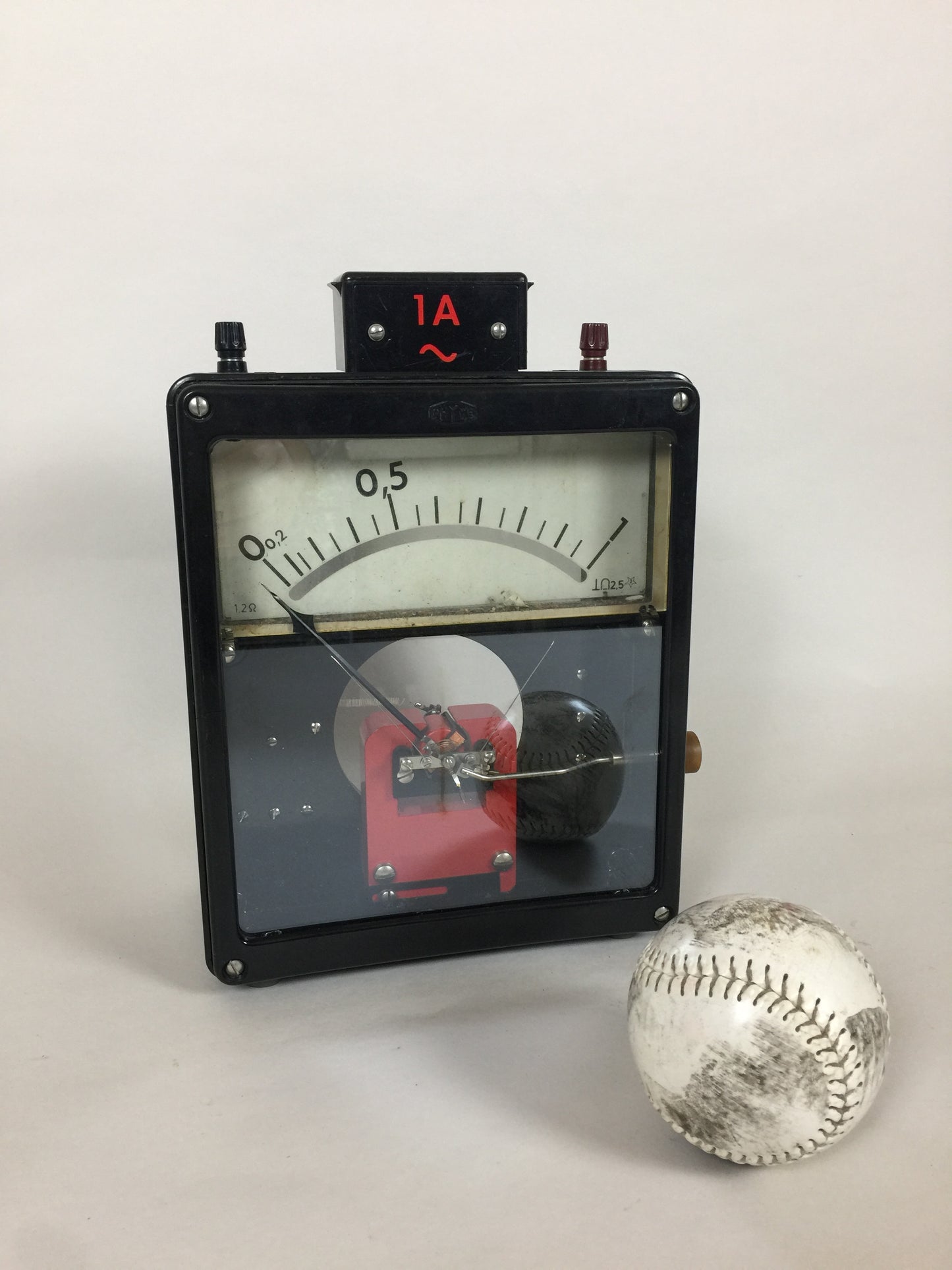 Råt og dekorativt voltmeter