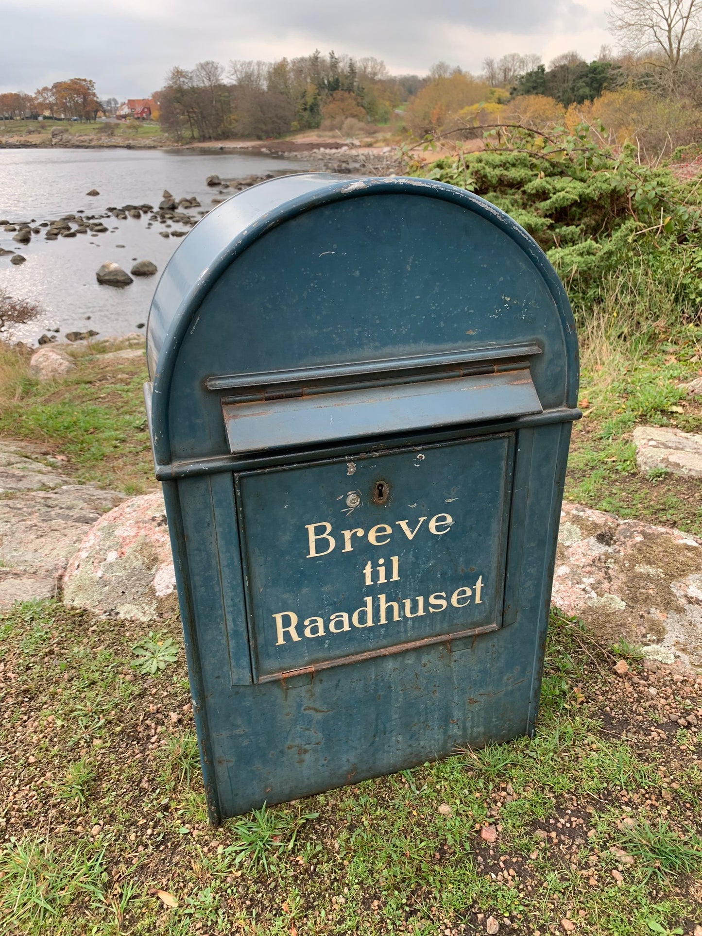 Postkasse i det velkendte design