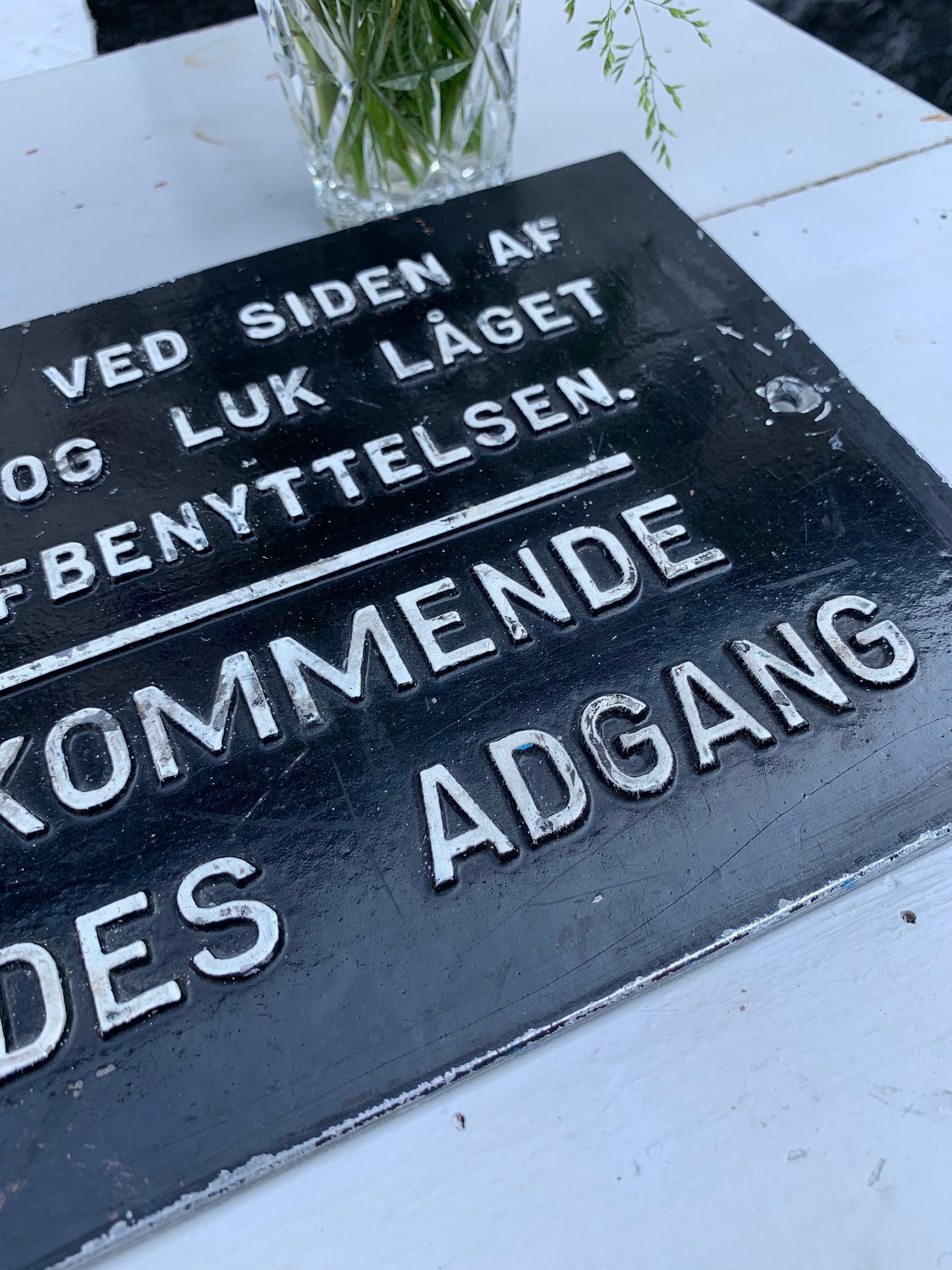Skønt sort og hvid skilt med sjov og sjælden tekst