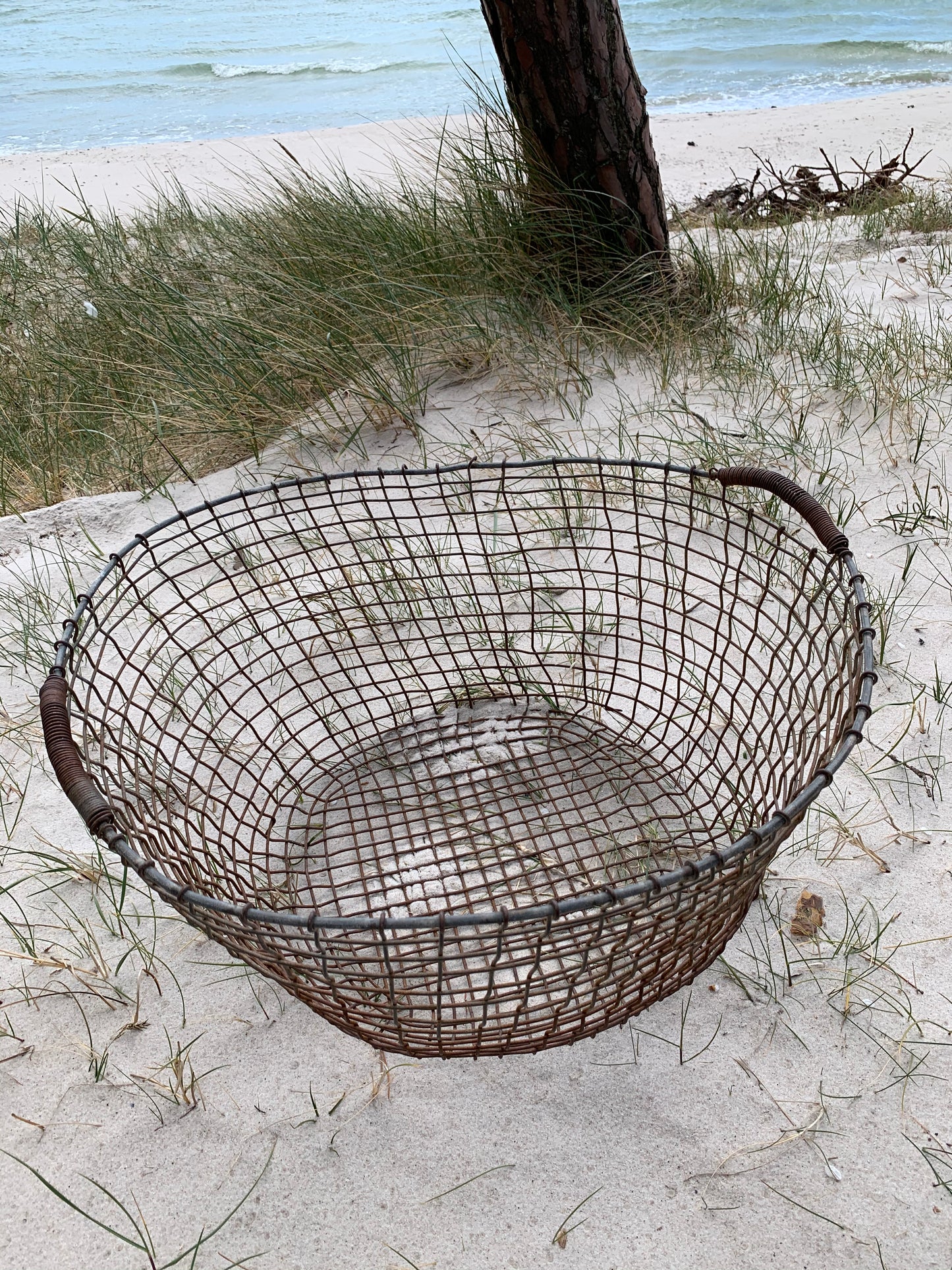 Stor charmerende trådkurv med masser af patina