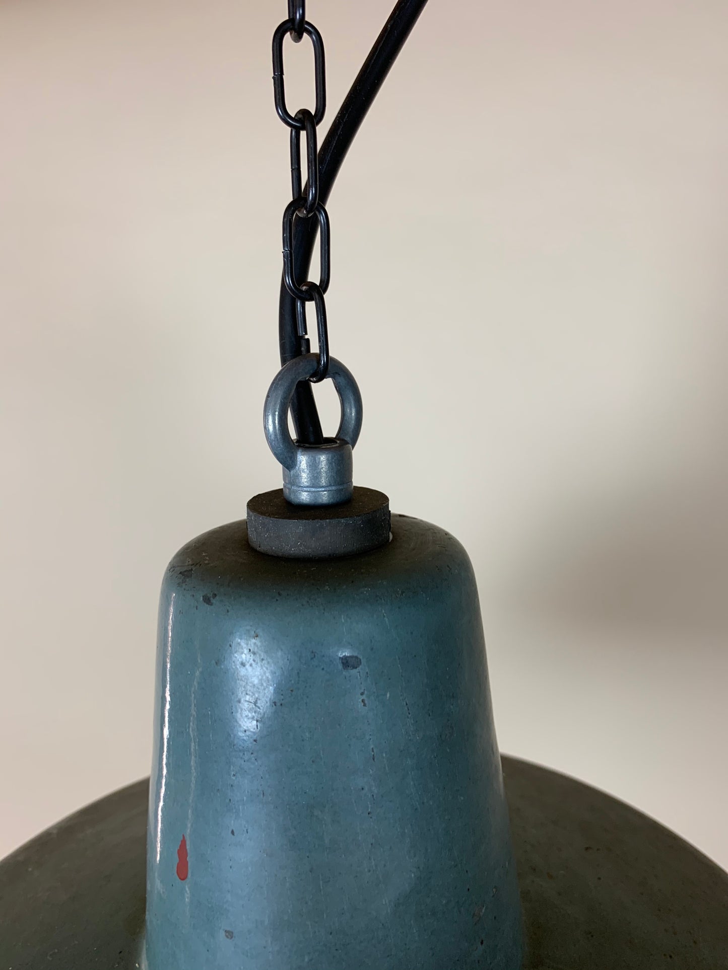 Lampe i støvet blå med masser af patina