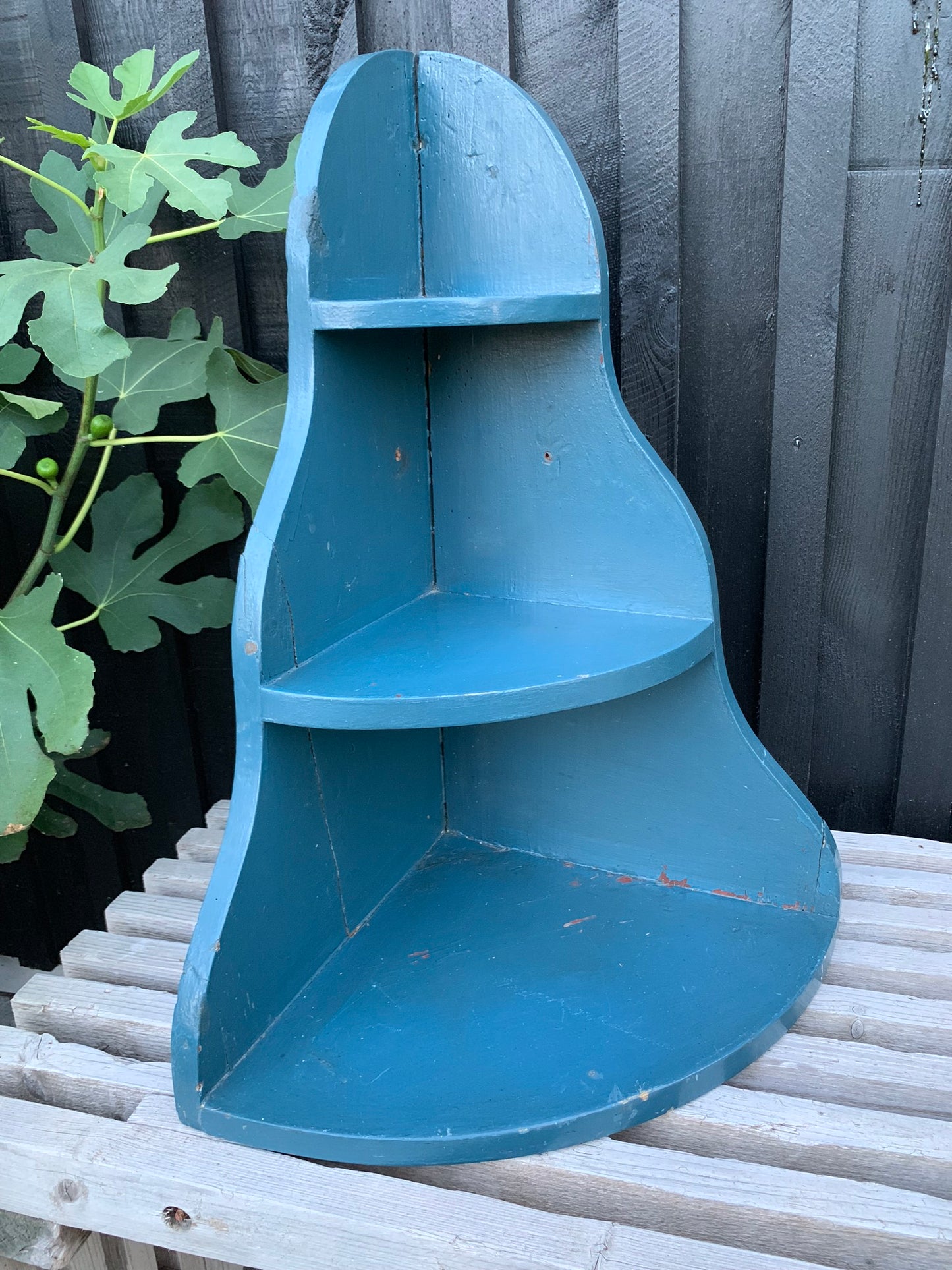 Hjørnehylde med patina