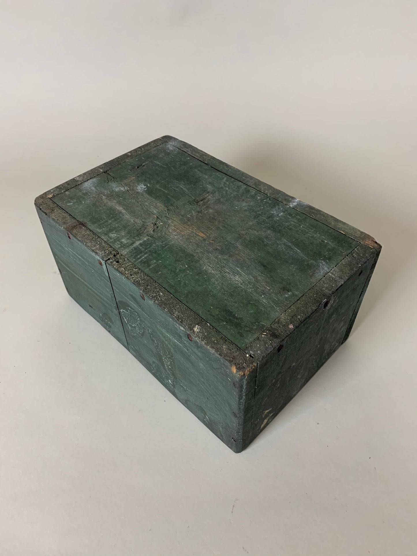 Grøn trækasse med patina