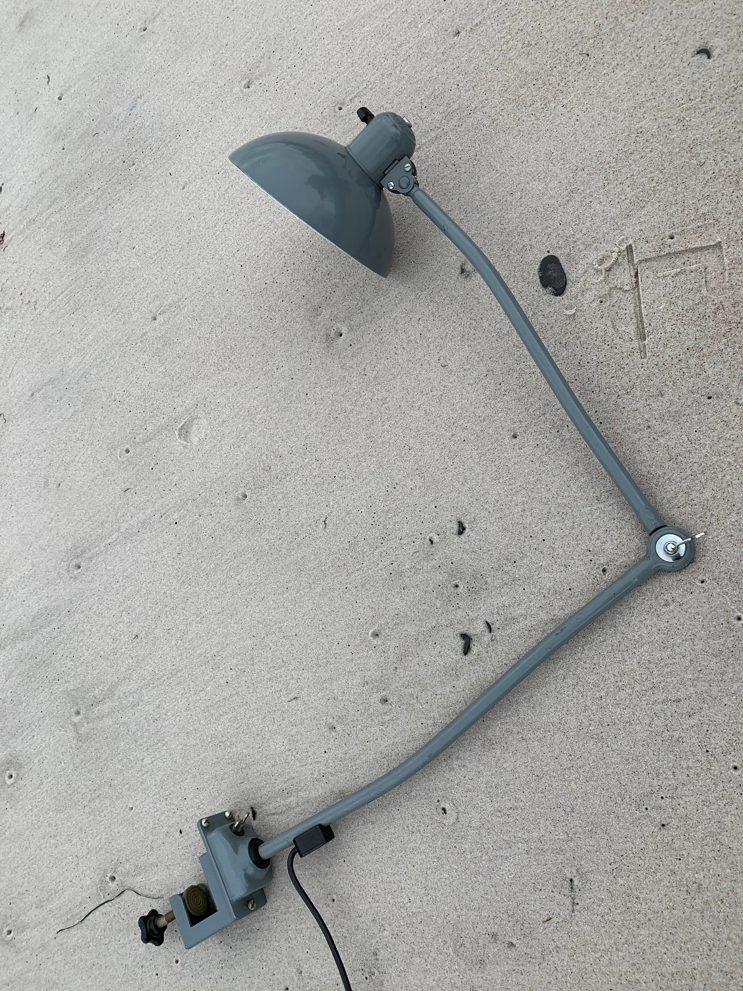 Kaiser Idell 6727 - Arkitektlampe med bordbeslag