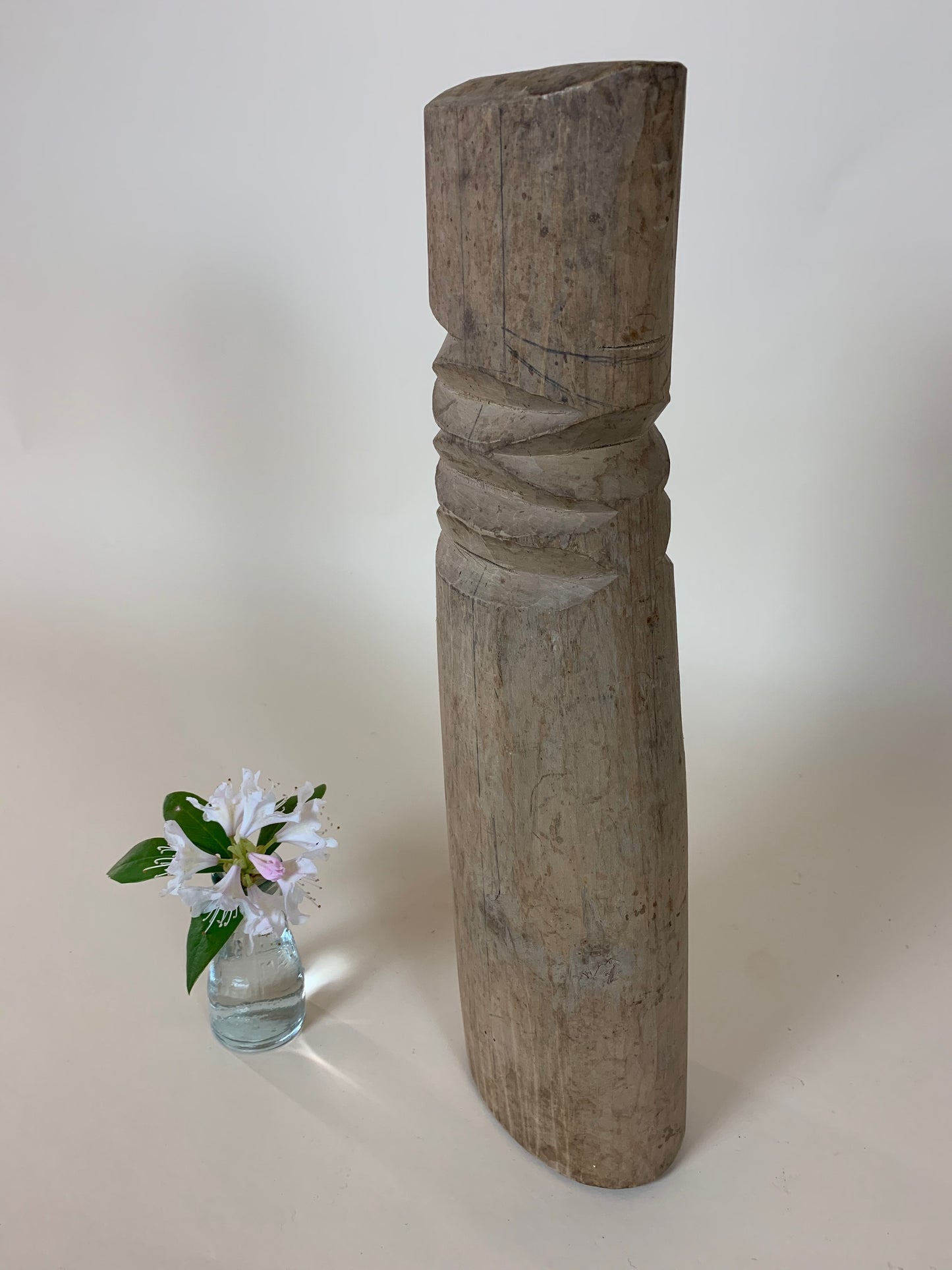 Skøn og meget dekorativ støvleform eller skafteholder i træ