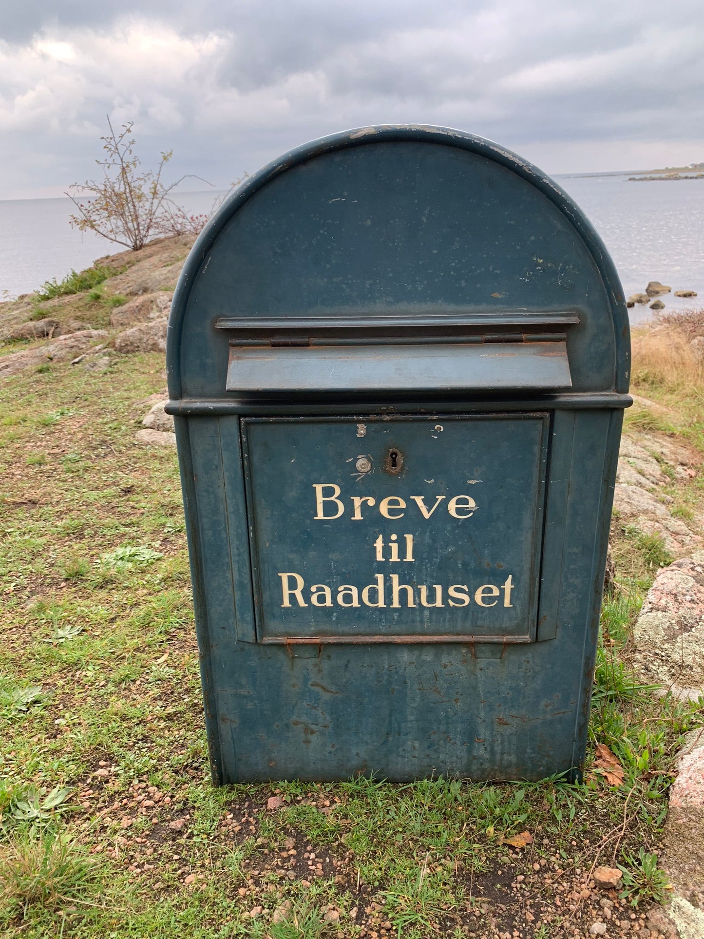 Postkasse i det velkendte design