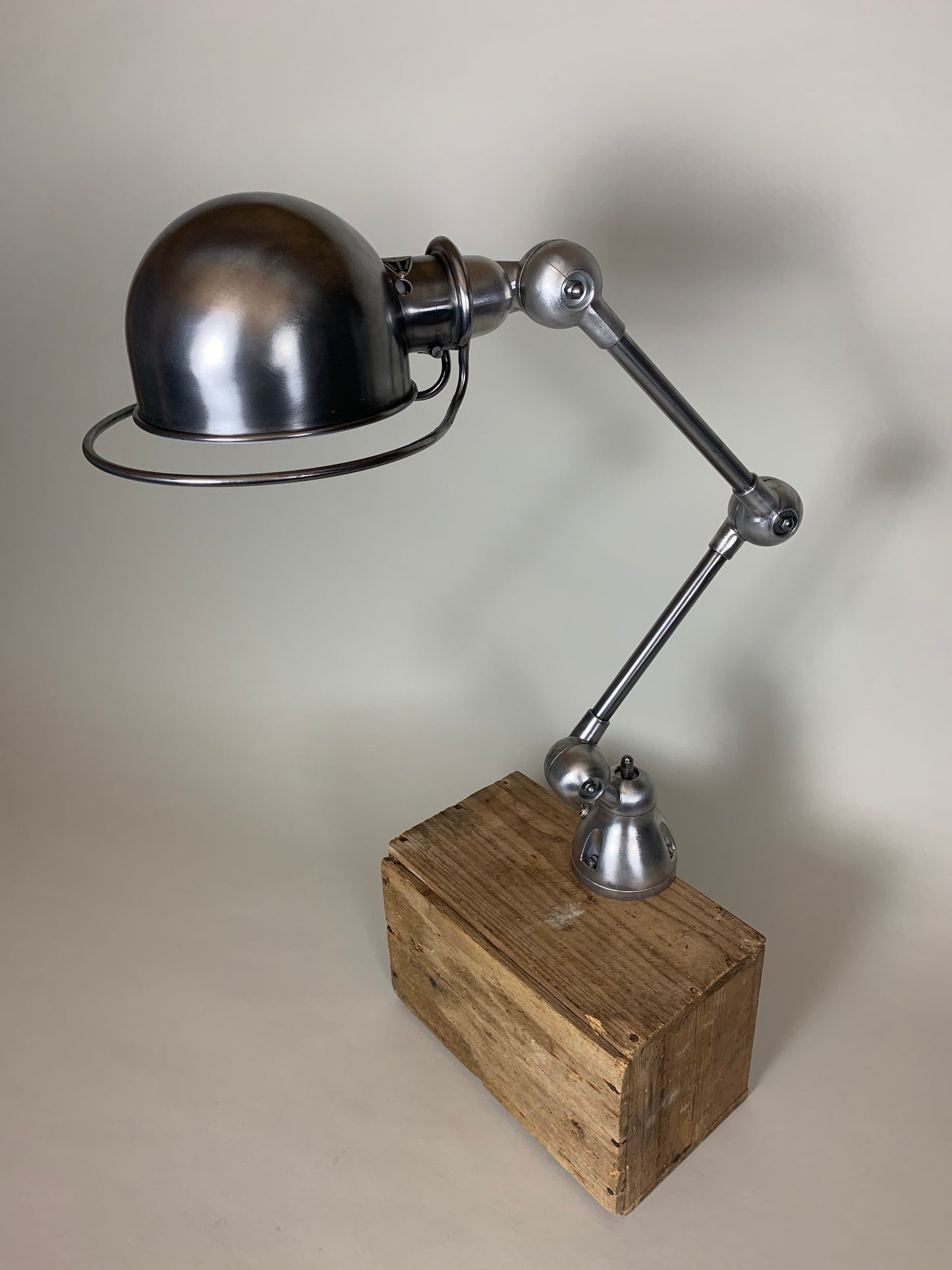 Jieldé lampe med 2 arme og lækkert bordbeslag