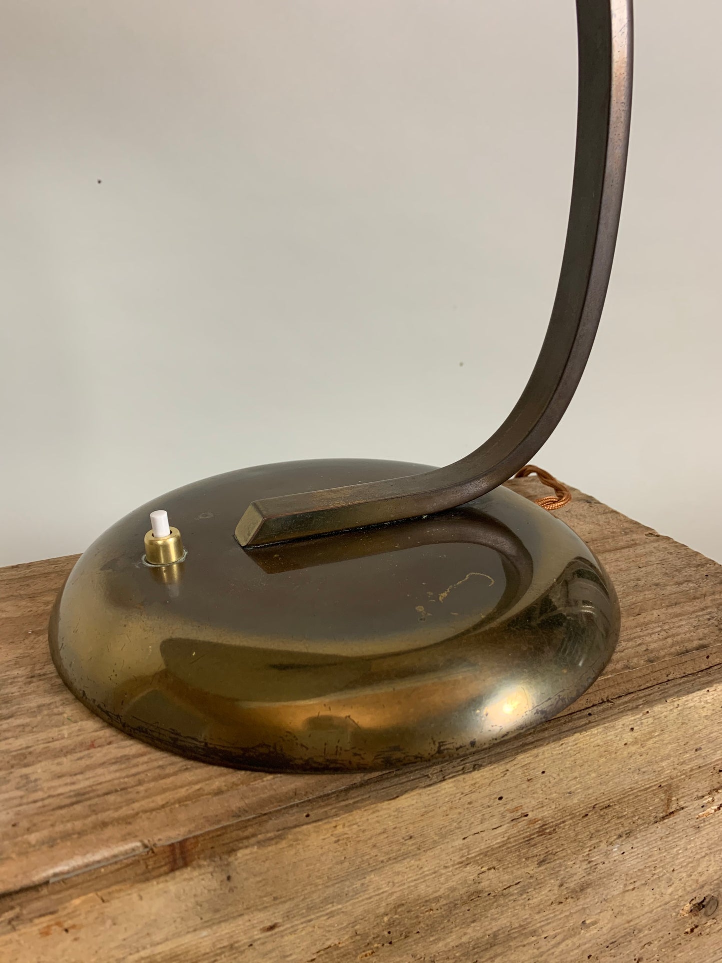 Escolux bordlampe i mørkpoleret messing