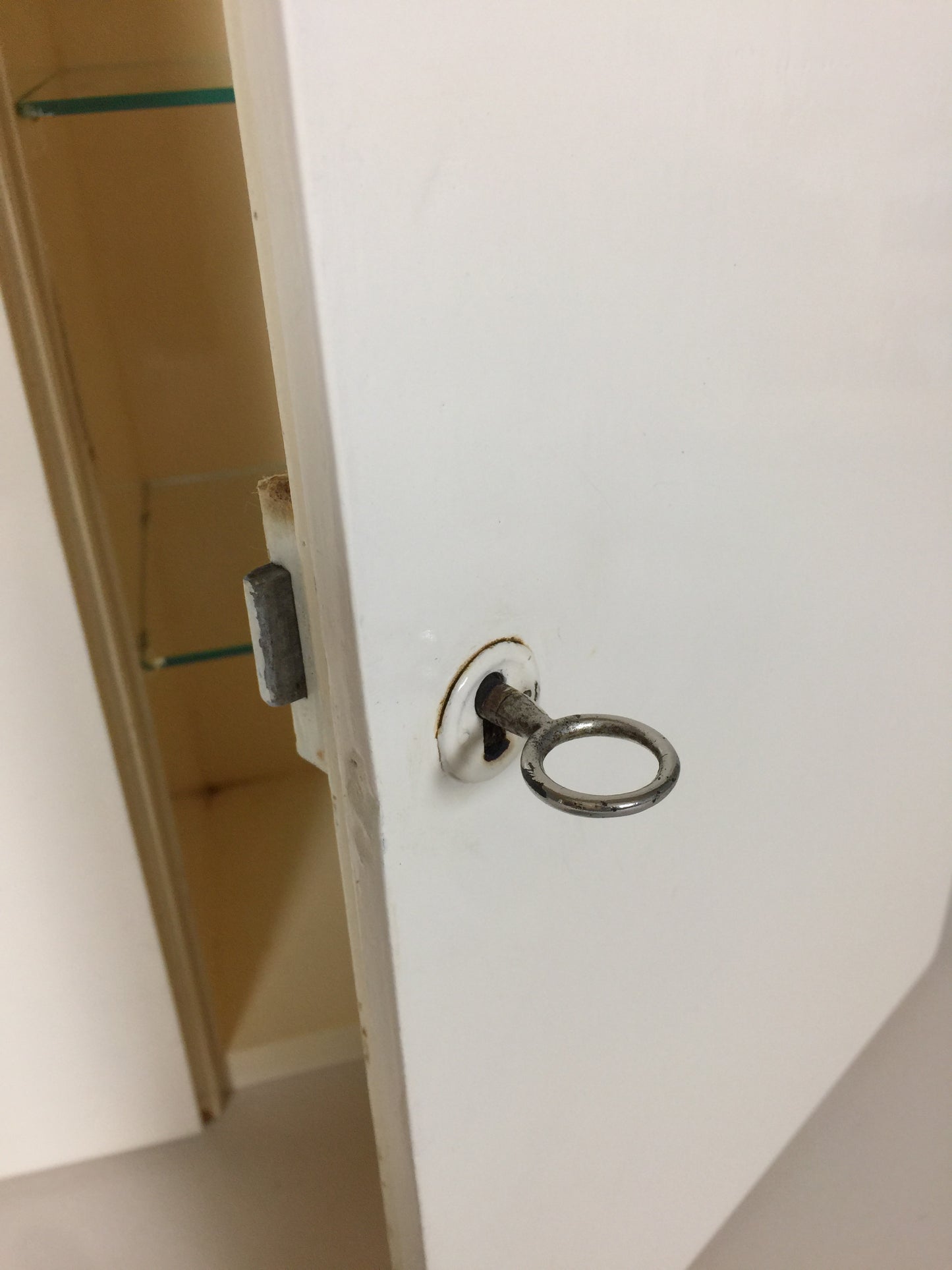 Fint medicinskab med to låger
