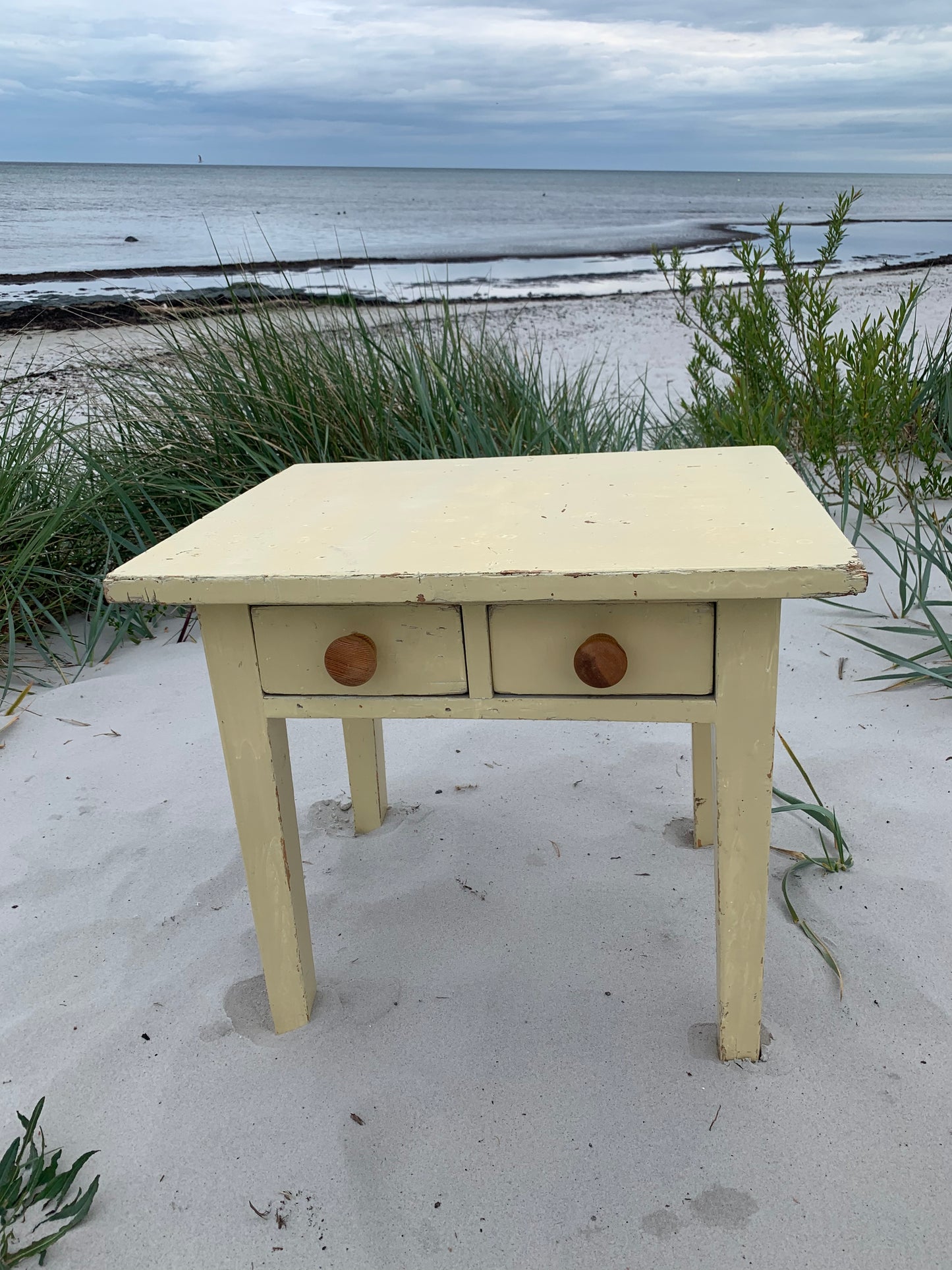 Børnebord med skuffer