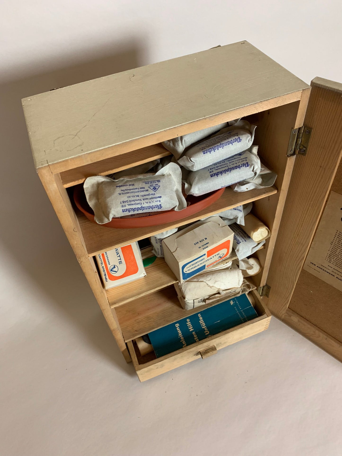 Medicinskab med indhold