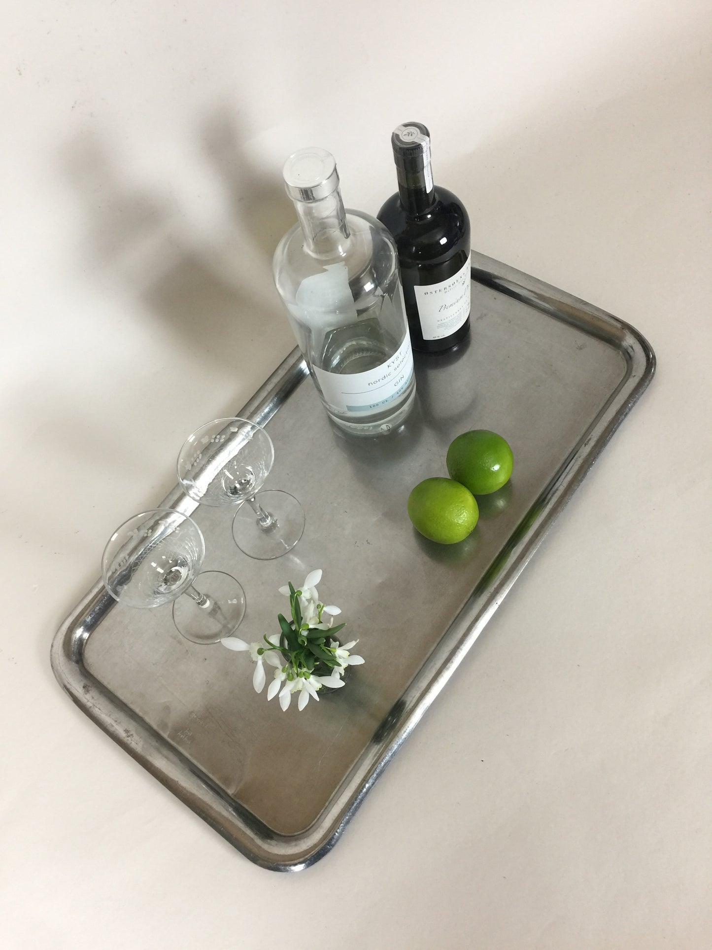 Rå gammel metalbakke