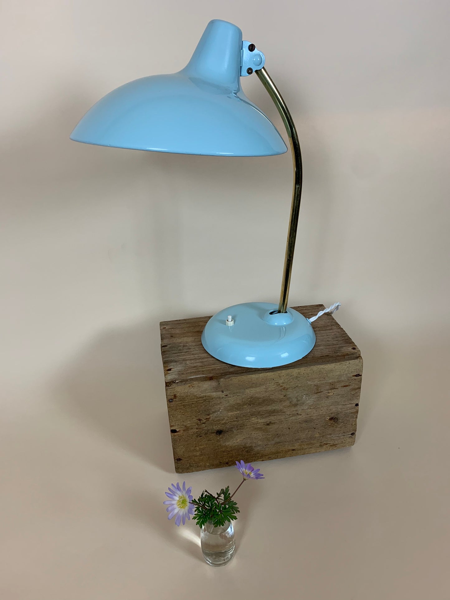Christian Dell lampe 6786 i lyseblå med messingarm