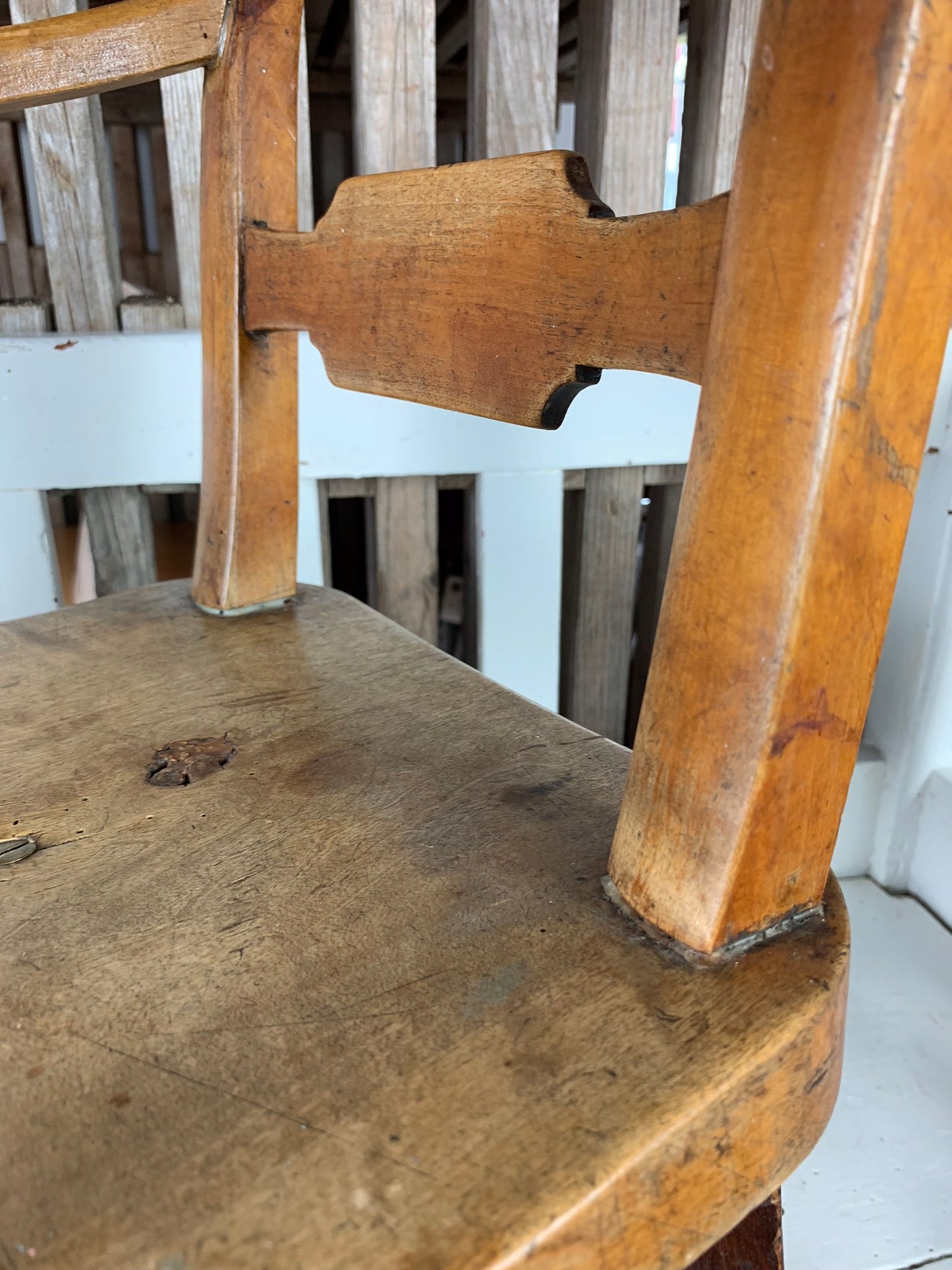 Meget gammel barnestol med skøn patina