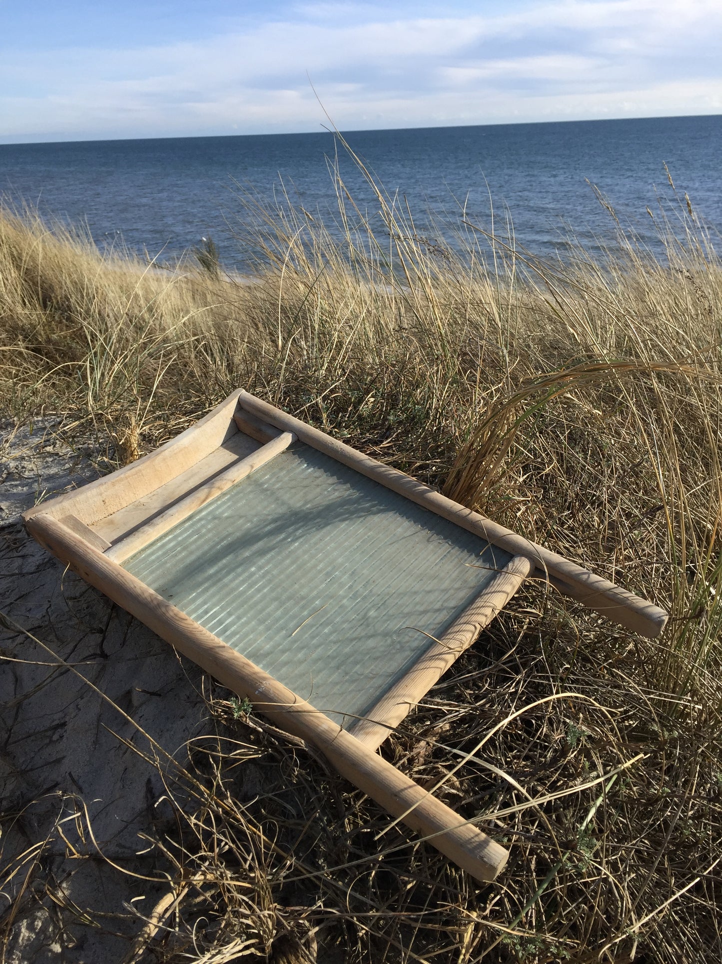 Gammelt vaskebræt af glas og træ