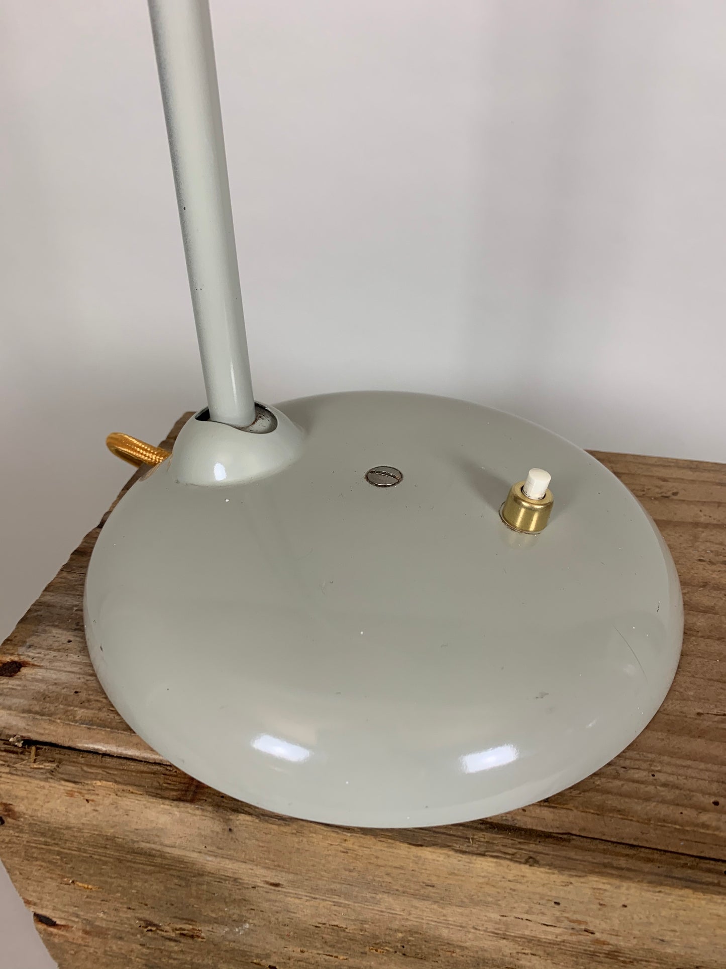 Grå Hala bordlampe med skønne bløde linier